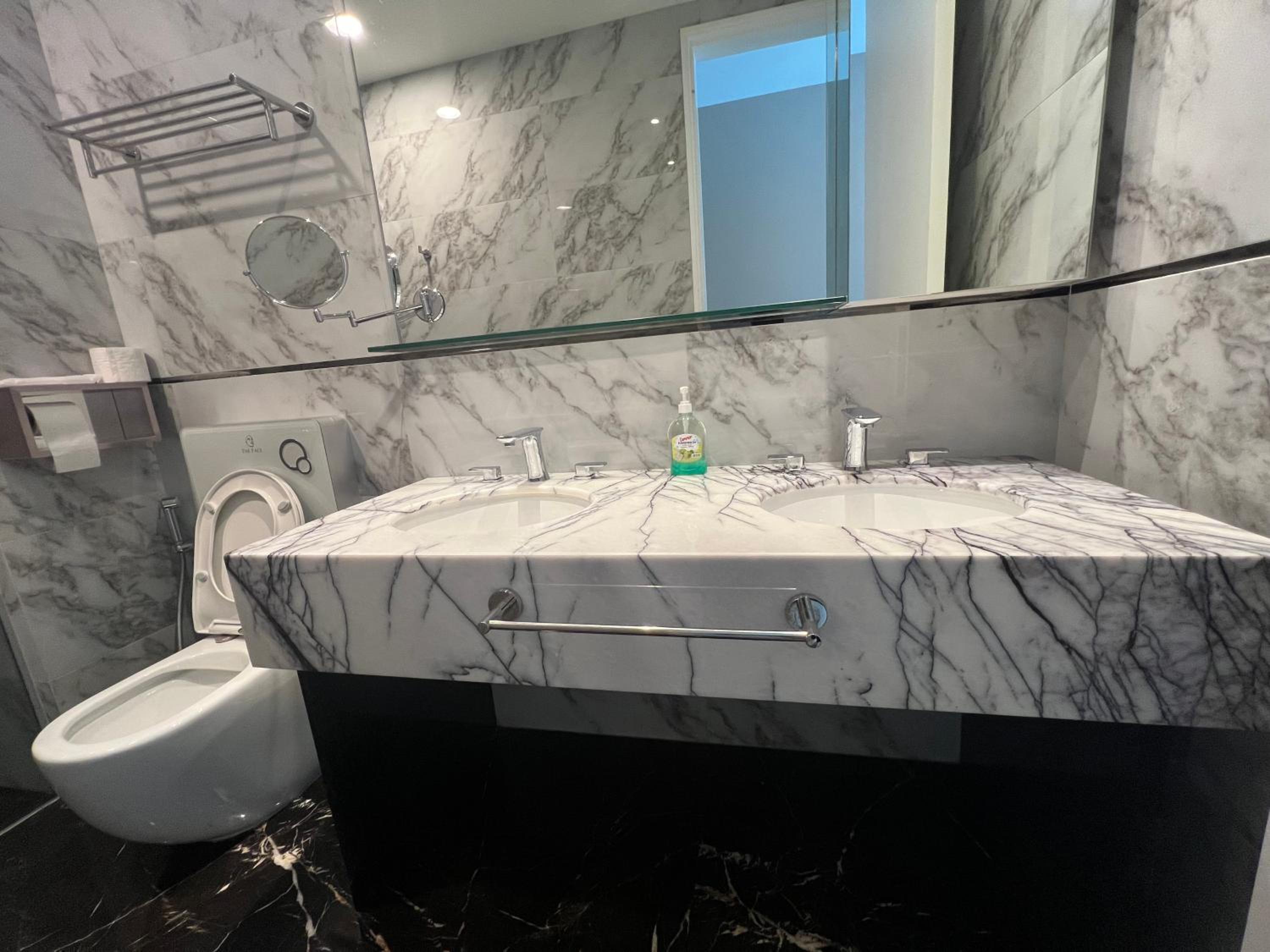 The Faced platinum By ASTRIA Suites
