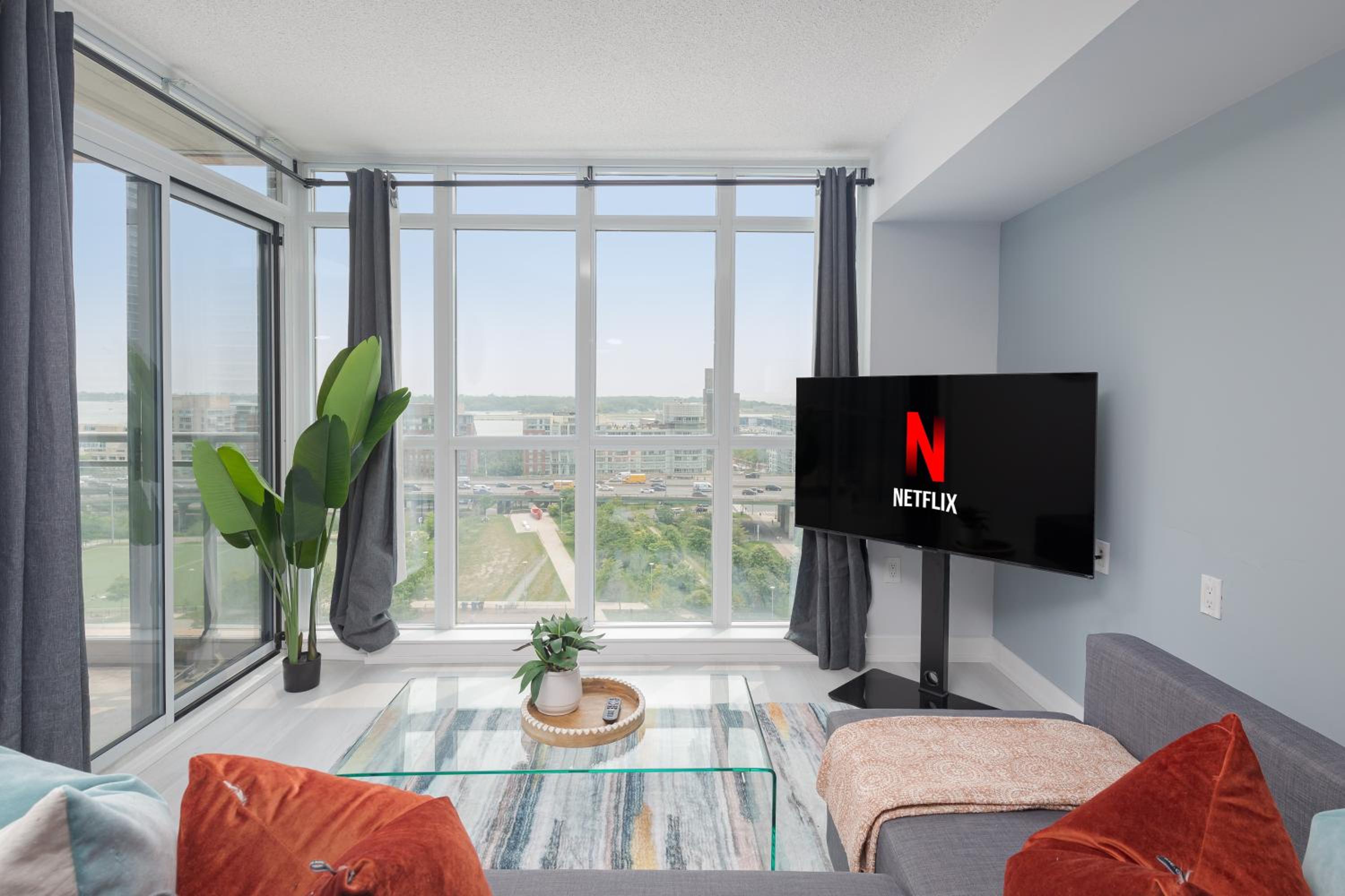 Ultimate Family Retreat Steps from Rogers Centre