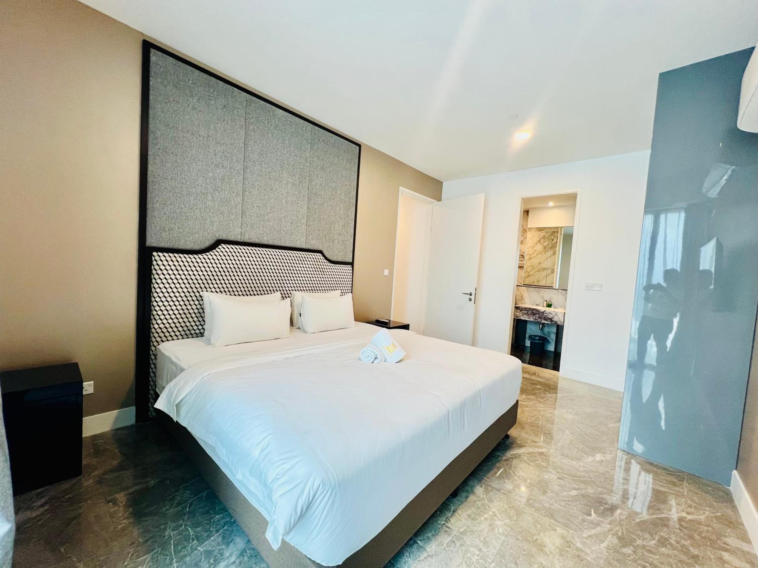 The Faced platinum By ASTRIA Suites