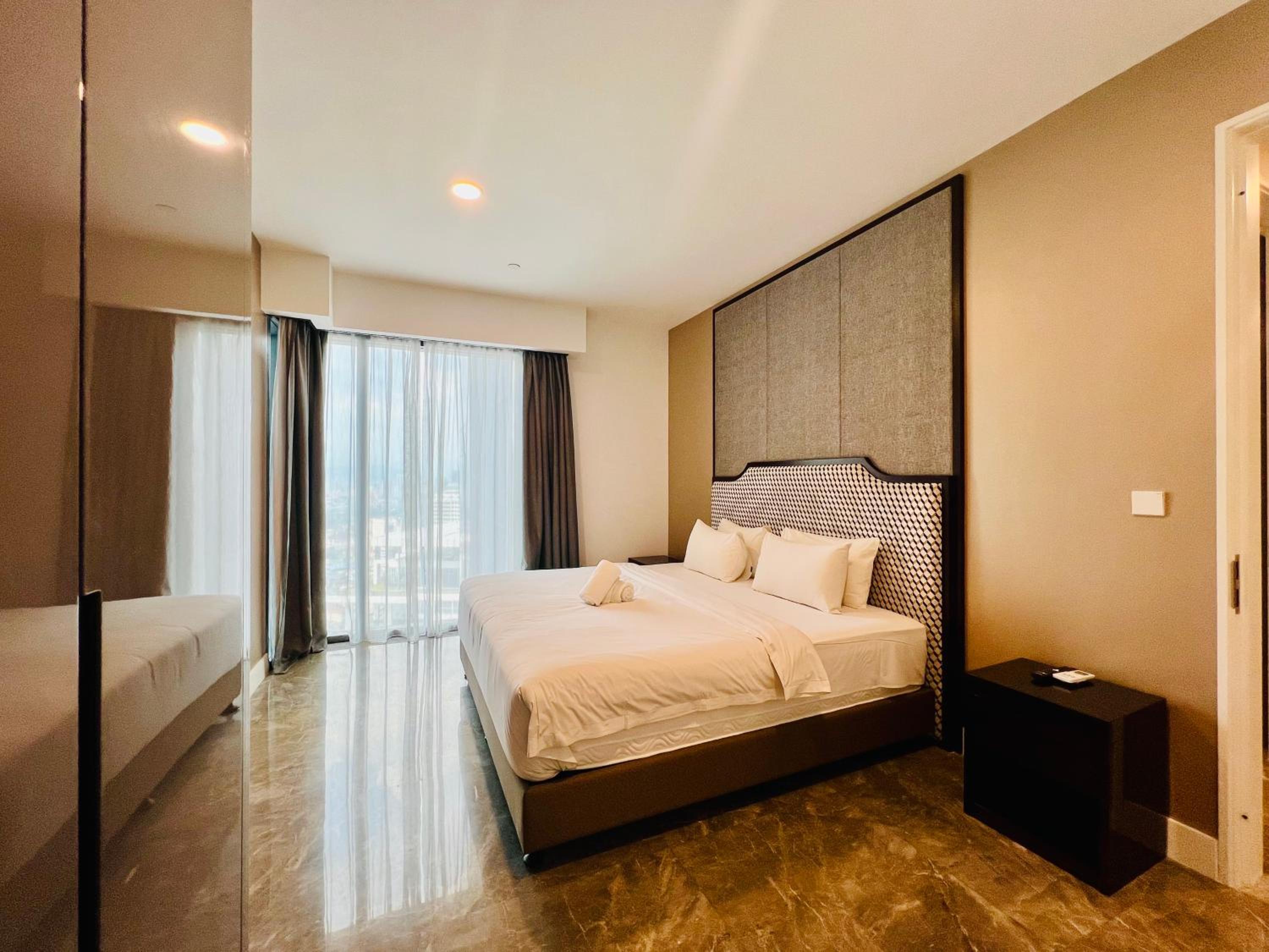 The Faced platinum By ASTRIA Suites