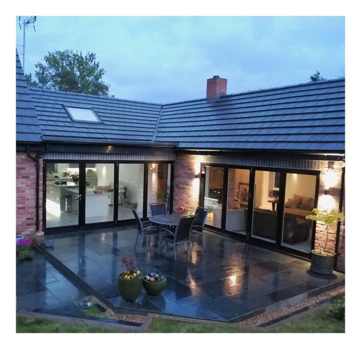The Highlands - 5 bed 5 bath - Huge Sociable House view 2