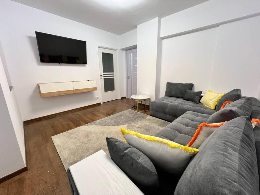 Bucharest Central & Spacious 3Br 3Ba Family Apt view 2