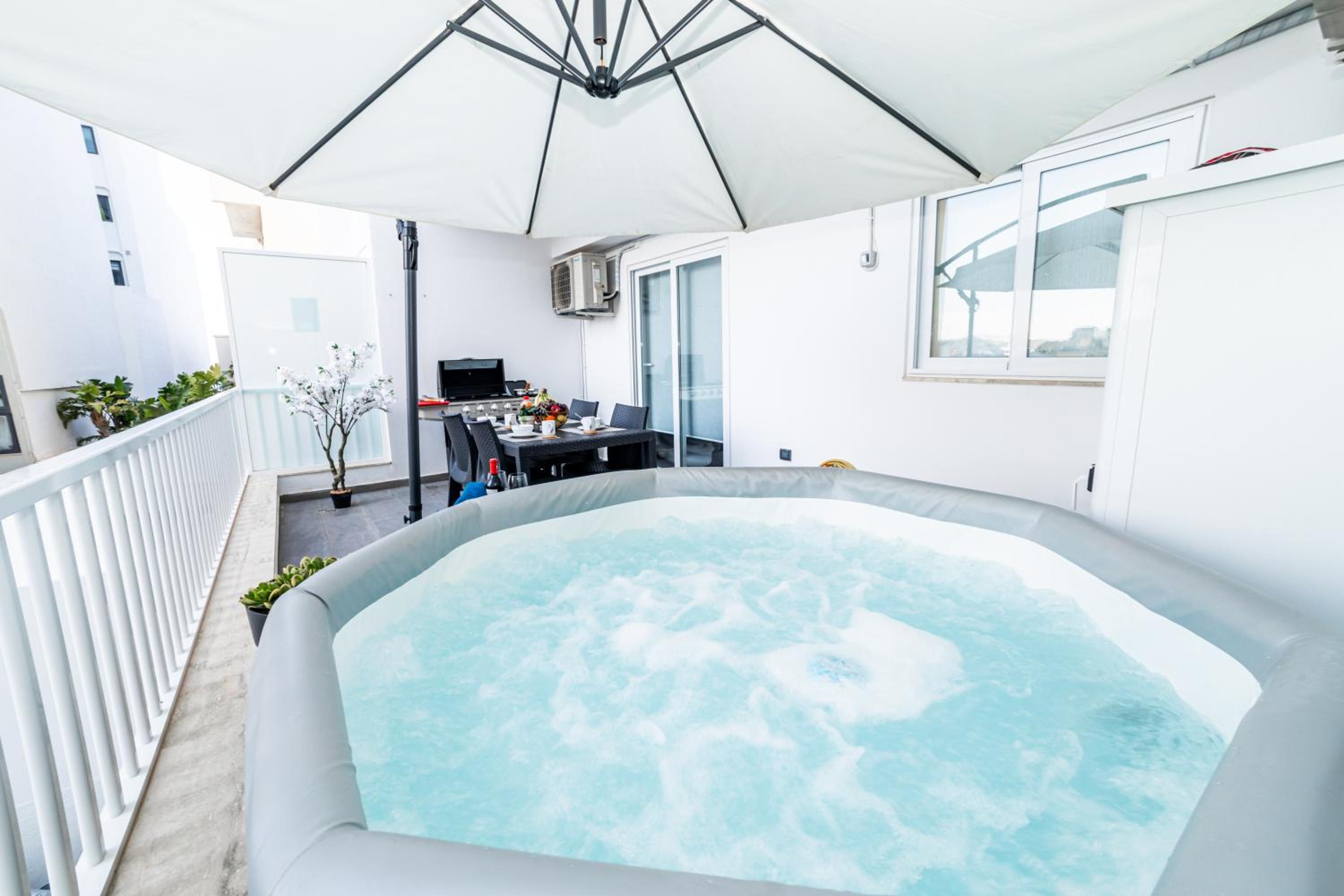 Sea Breeze, Spacious 2-Bedroom LUX Seaside Apartments photo 4
