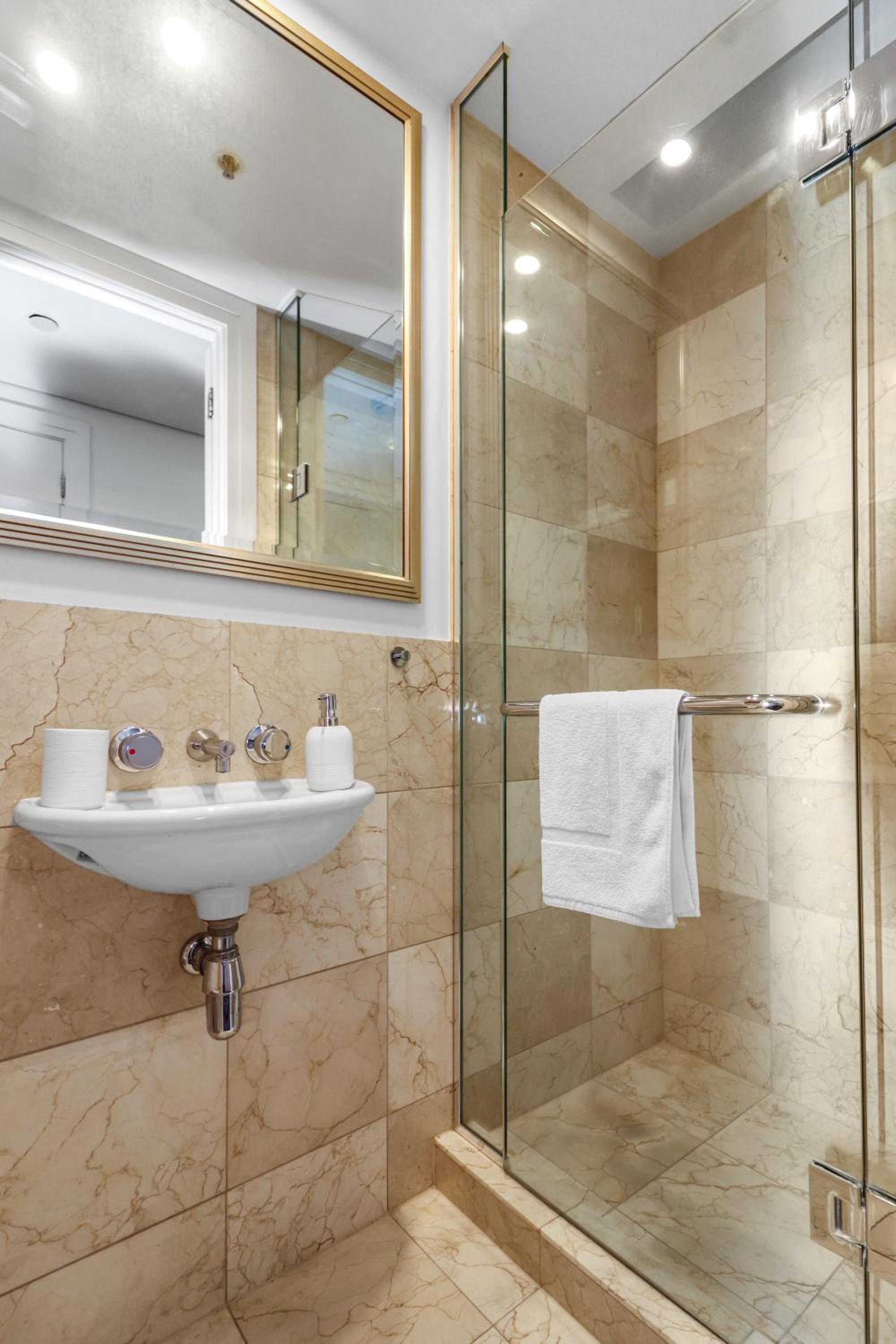 Majestic Metropolis l 2bed Apt Amazing City View view 5