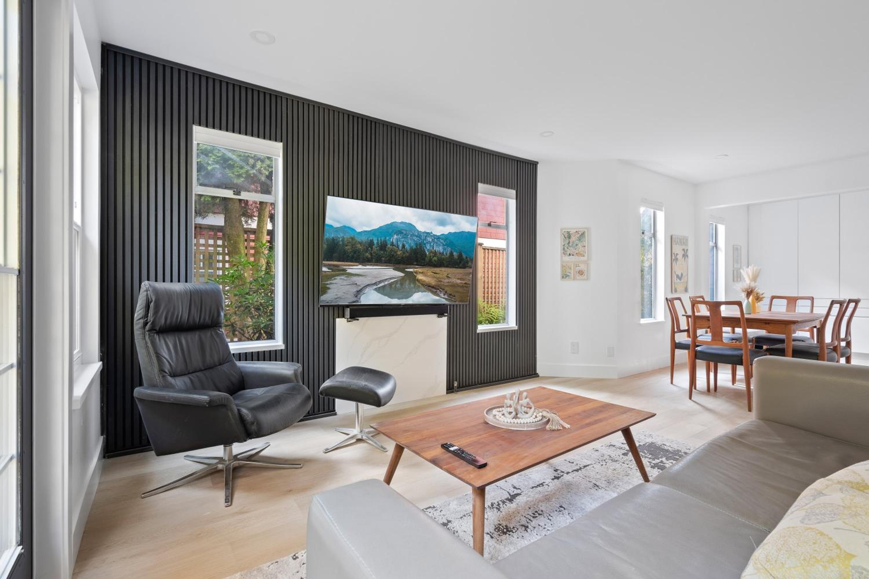 Modern Kitsilano 2 bedroom Home with a Hot Tub