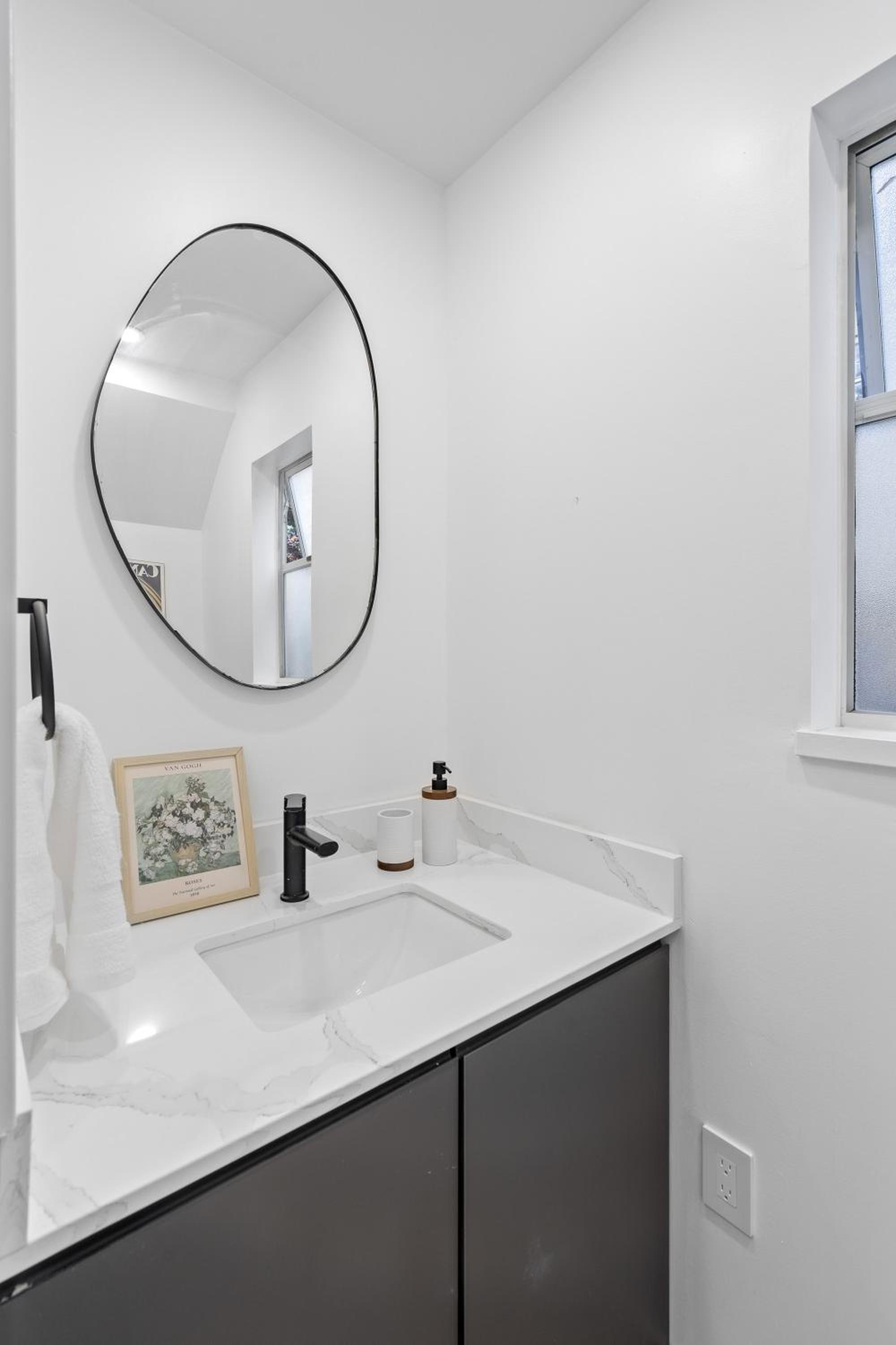 Modern Kitsilano 2 bedroom Home with a Hot Tub