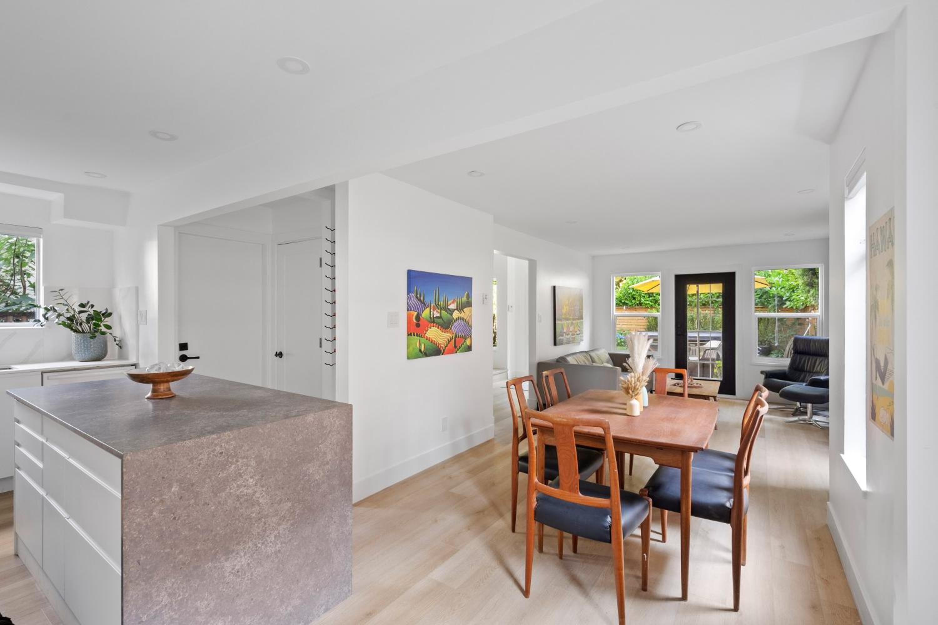 Modern Kitsilano 2 bedroom Home with a Hot Tub