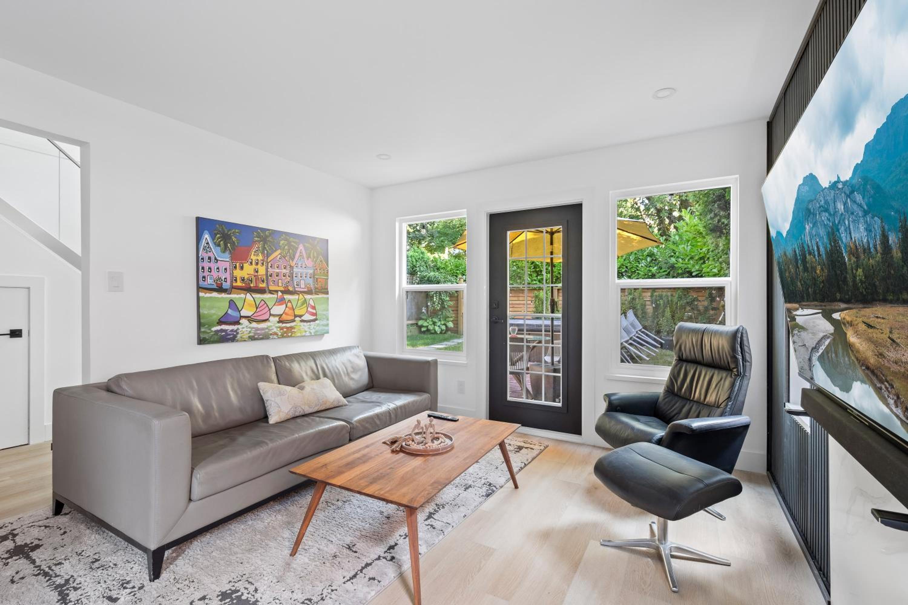 Modern Kitsilano 2 bedroom Home with a Hot Tub