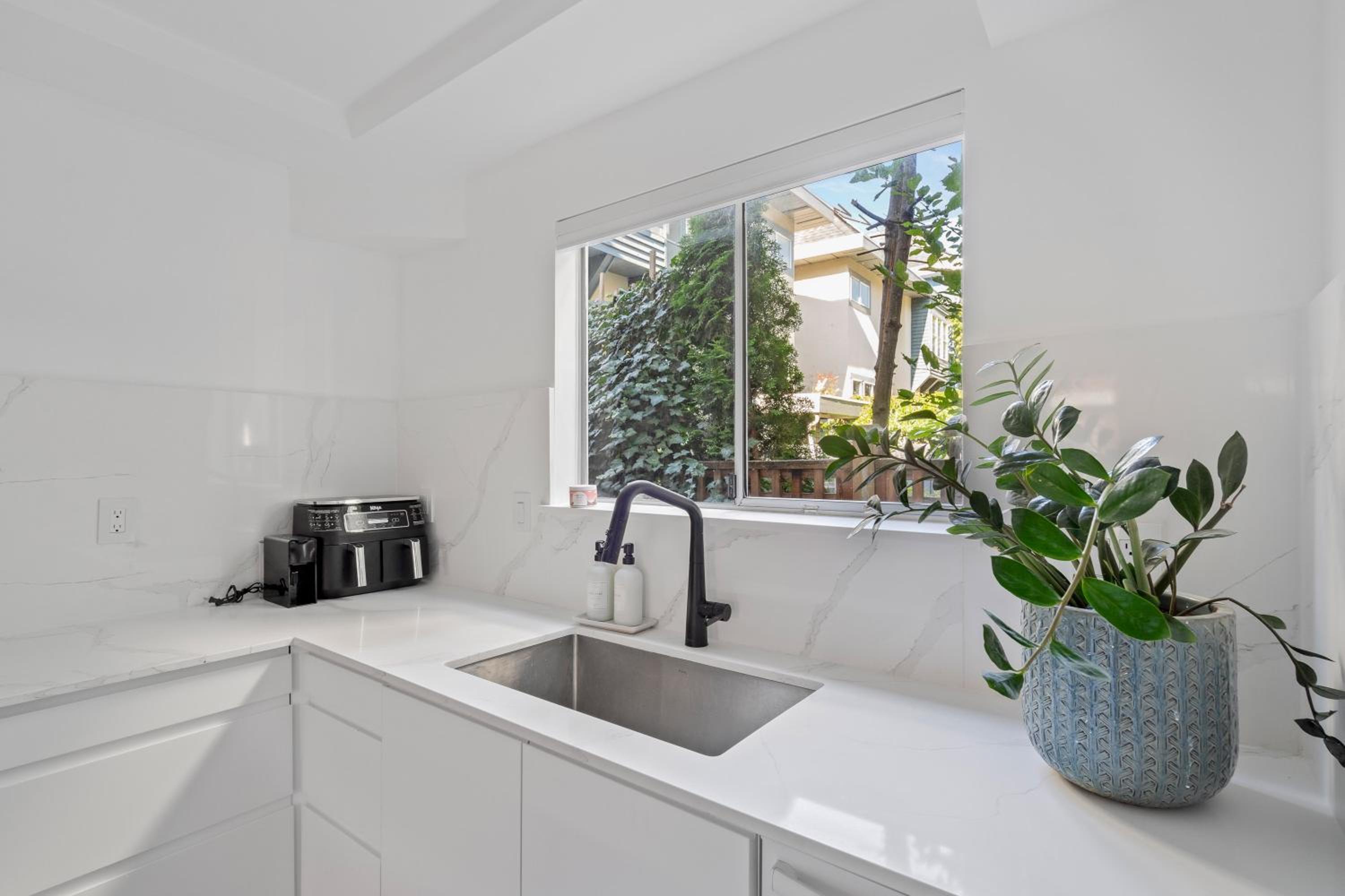 Modern Kitsilano 2 bedroom Home with a Hot Tub