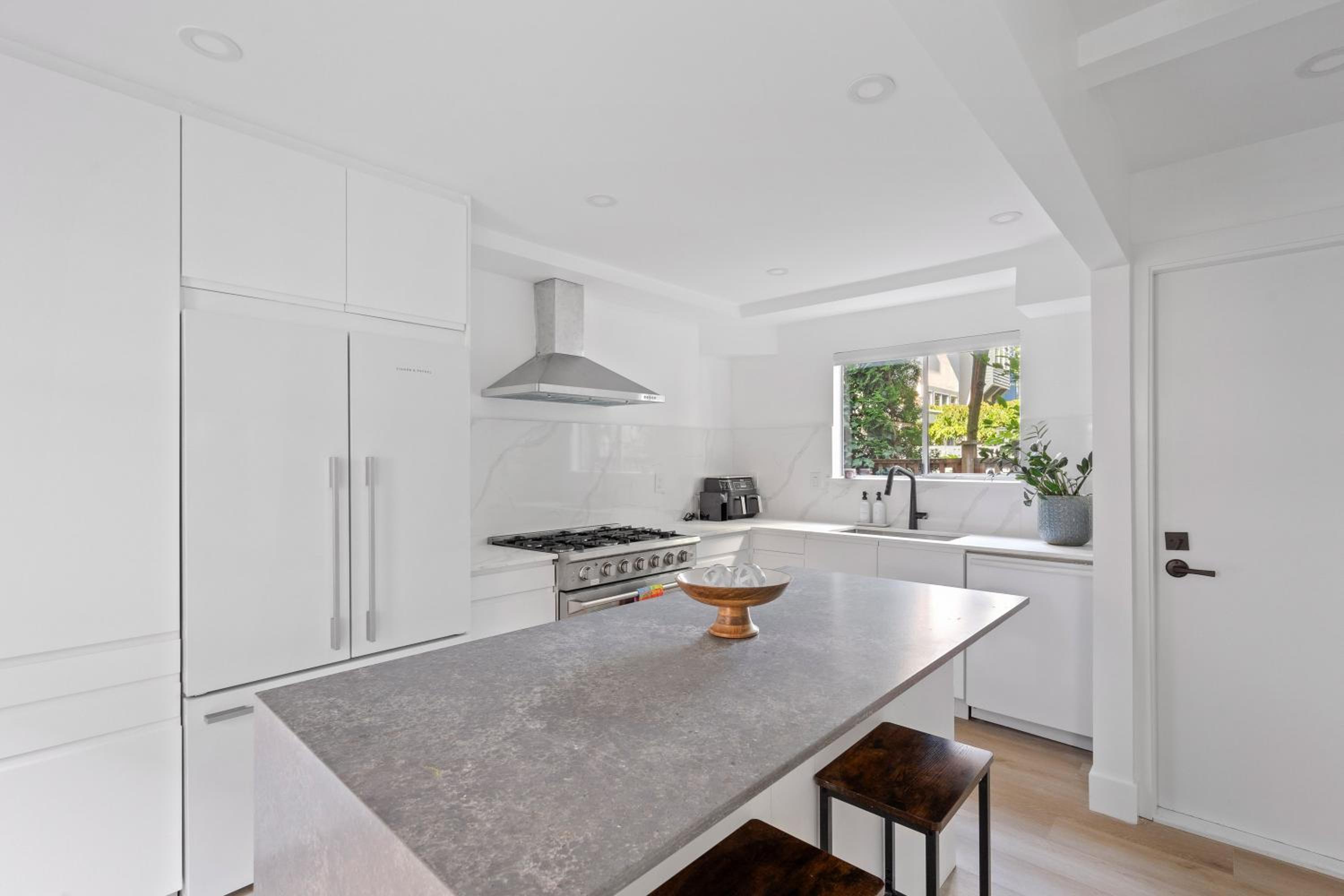 Modern Kitsilano 2 bedroom Home with a Hot Tub