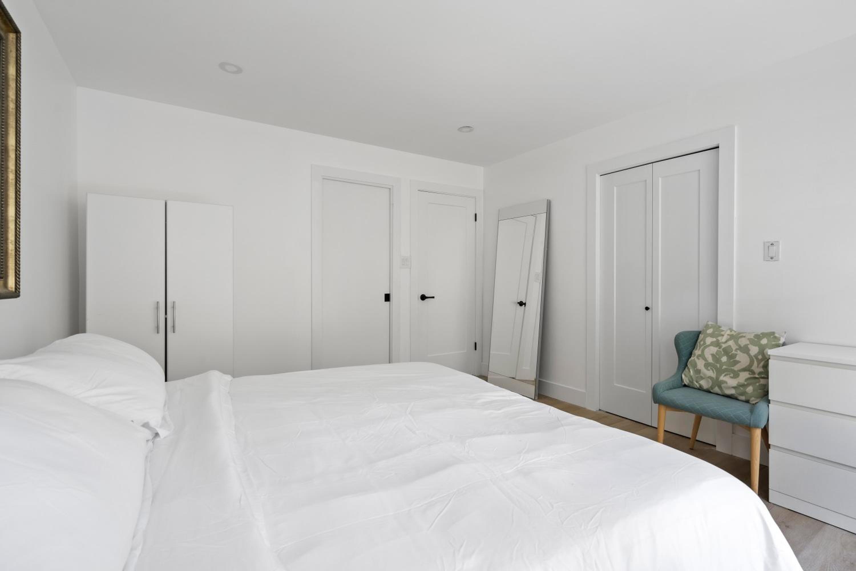 Modern Kitsilano 2 bedroom Home with a Hot Tub