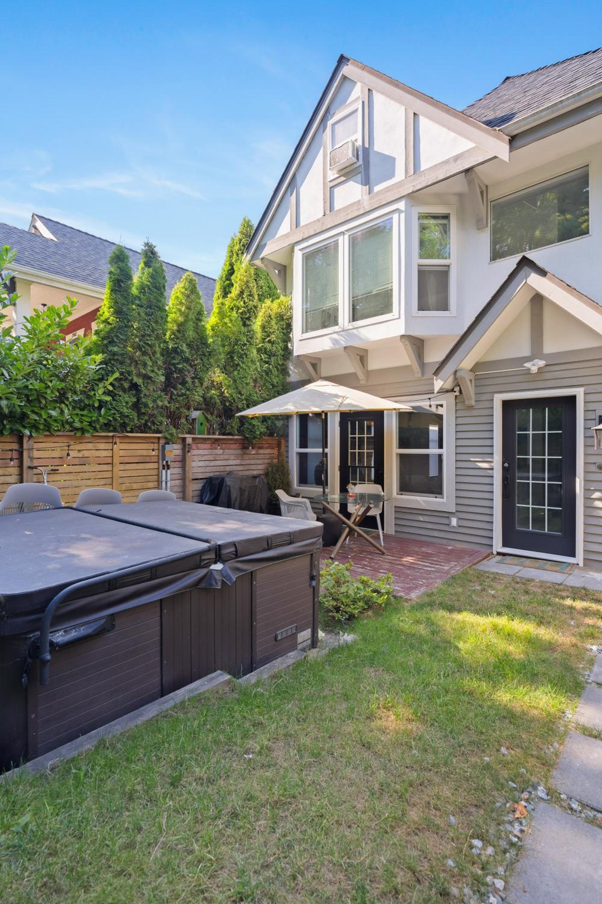 Modern Kitsilano 2 bedroom Home with a Hot Tub
