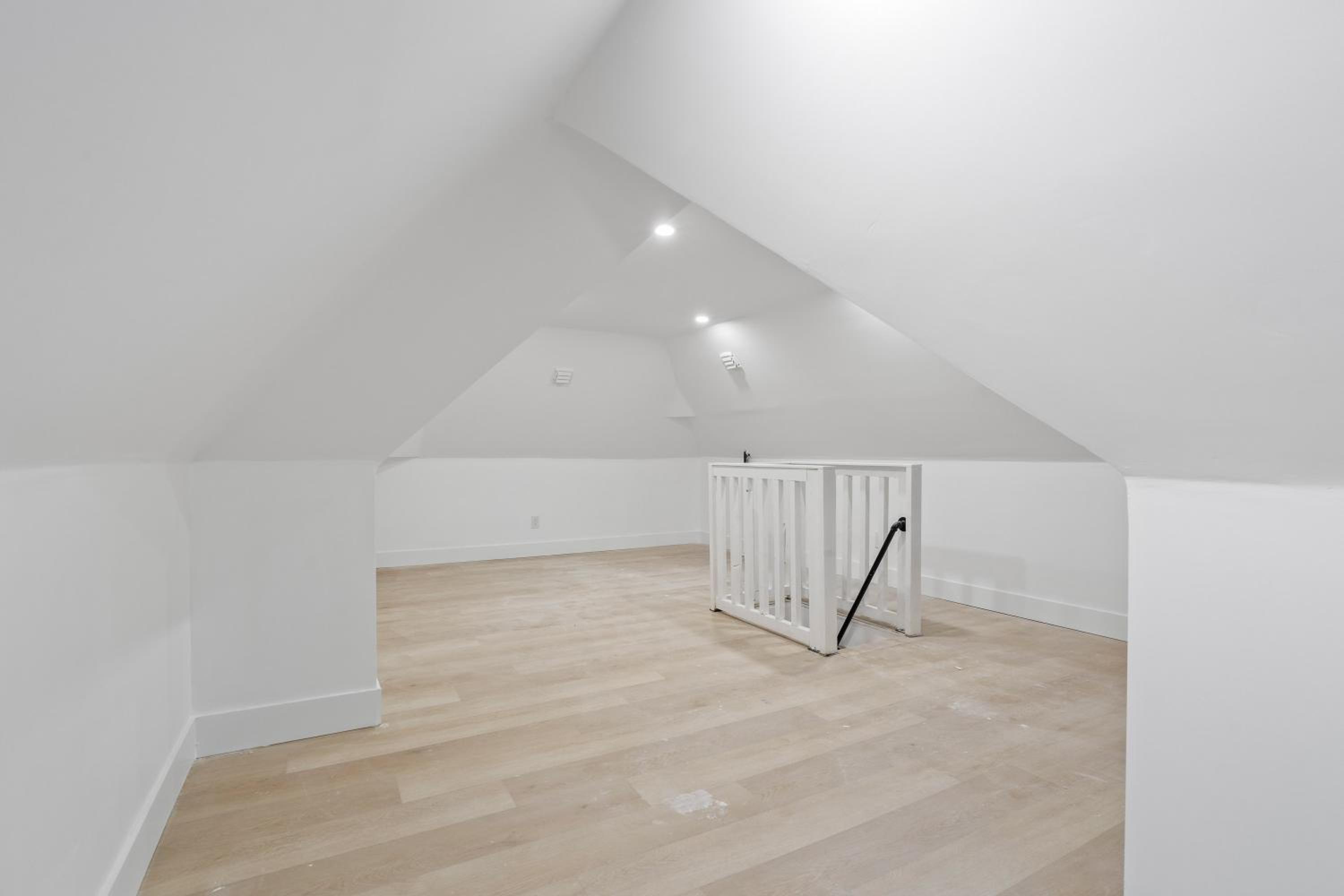 Modern Kitsilano 2 bedroom Home with a Hot Tub