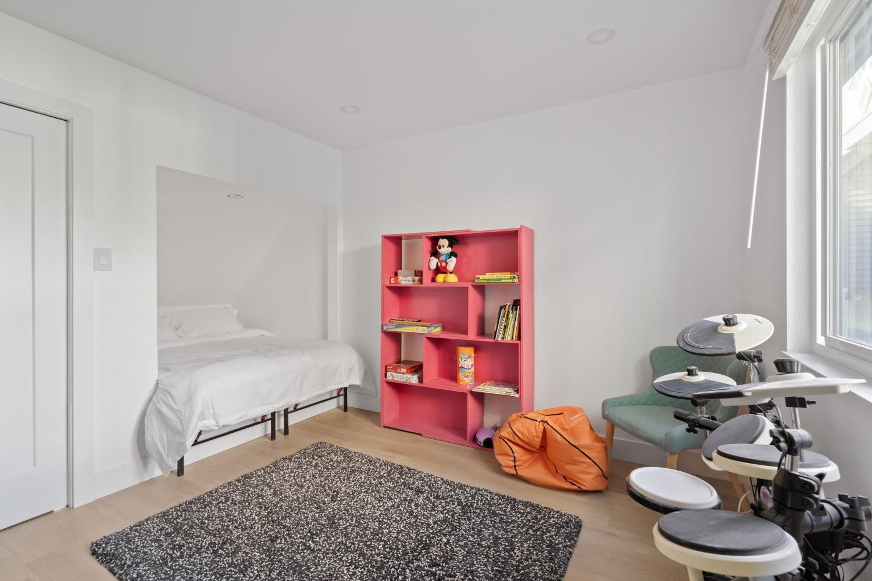 Modern Kitsilano 2 bedroom Home with a Hot Tub