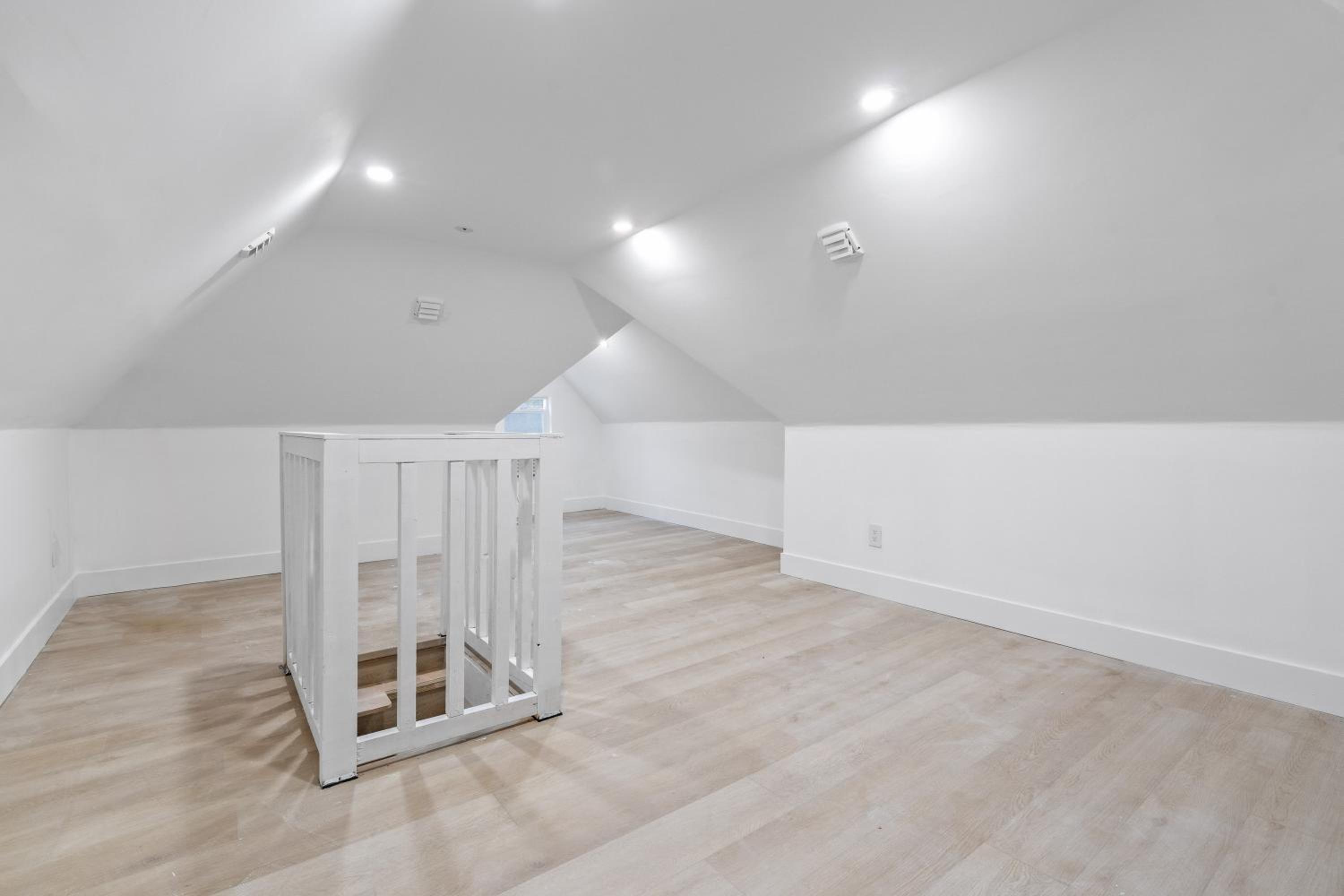 Modern Kitsilano 2 bedroom Home with a Hot Tub