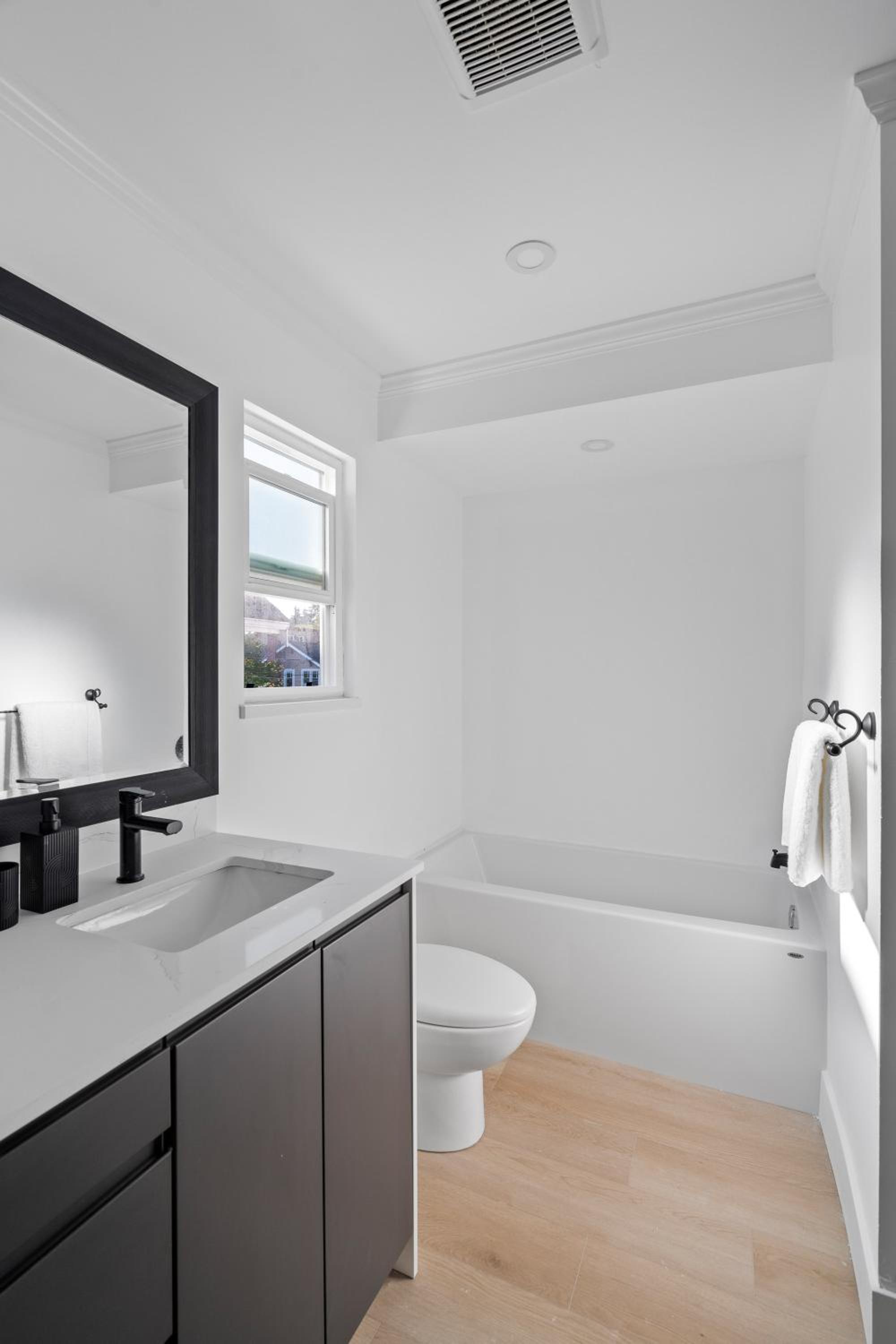 Modern Kitsilano 2 bedroom Home with a Hot Tub