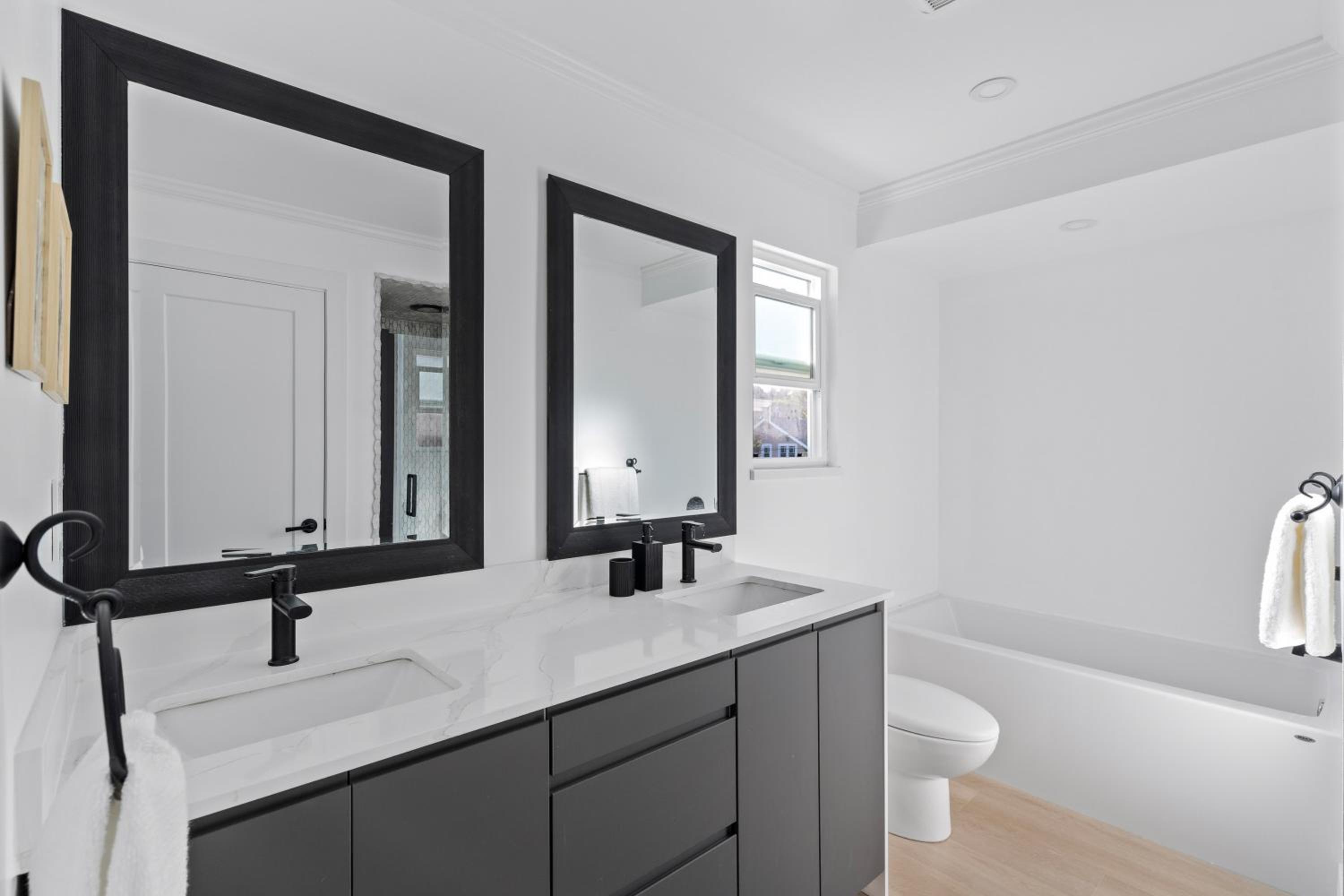 Modern Kitsilano 2 bedroom Home with a Hot Tub