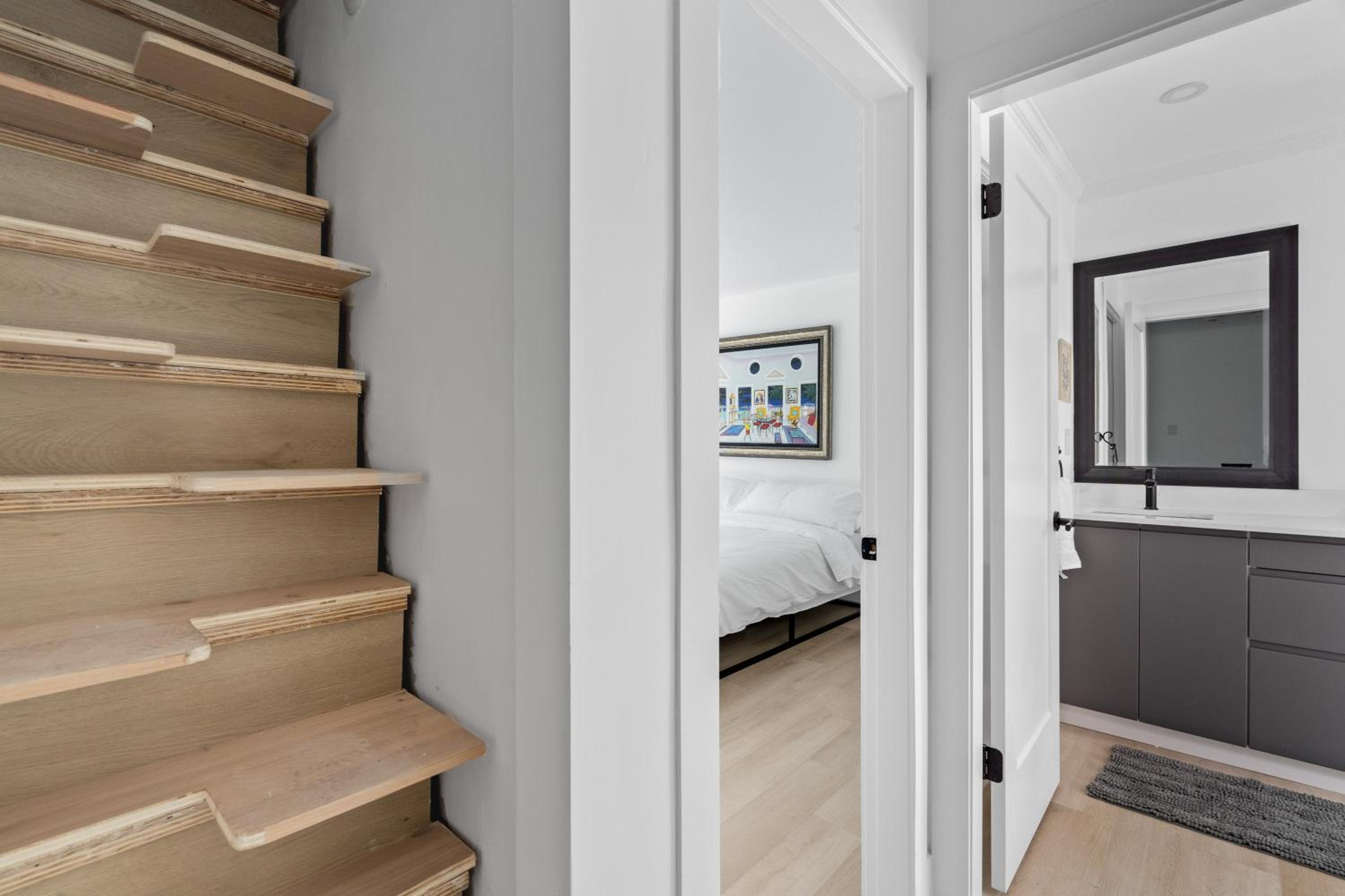 Modern Kitsilano 2 bedroom Home with a Hot Tub