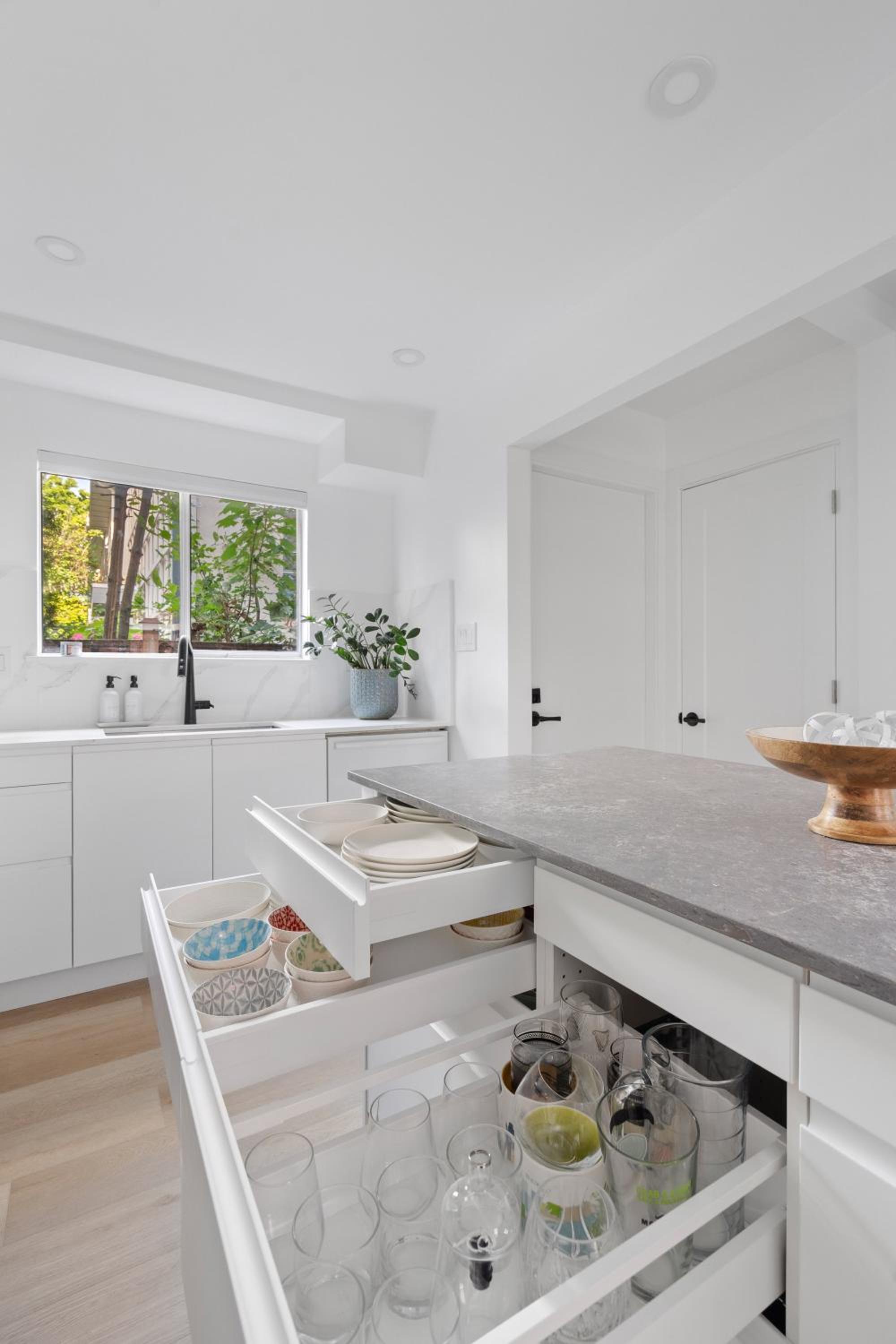 Modern Kitsilano 2 bedroom Home with a Hot Tub