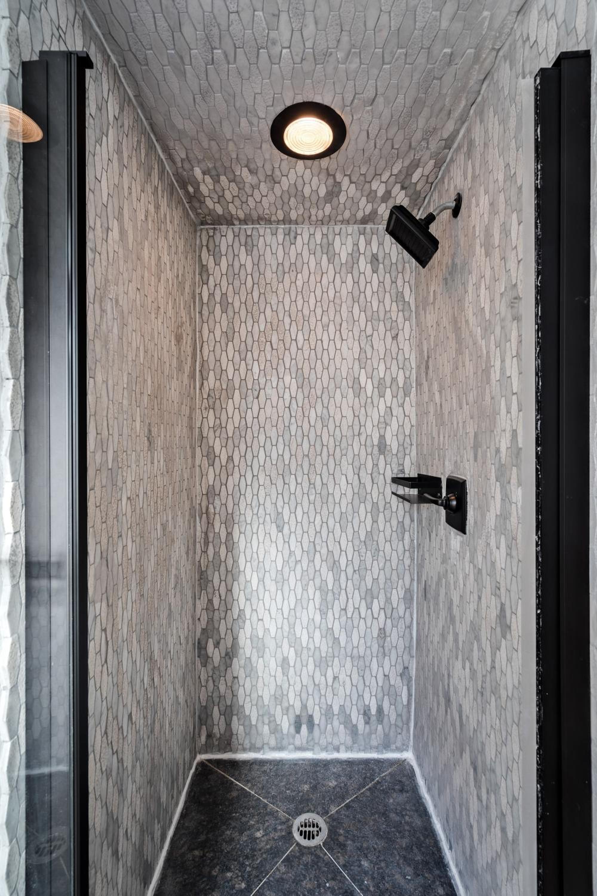 Modern Kitsilano 2 bedroom Home with a Hot Tub