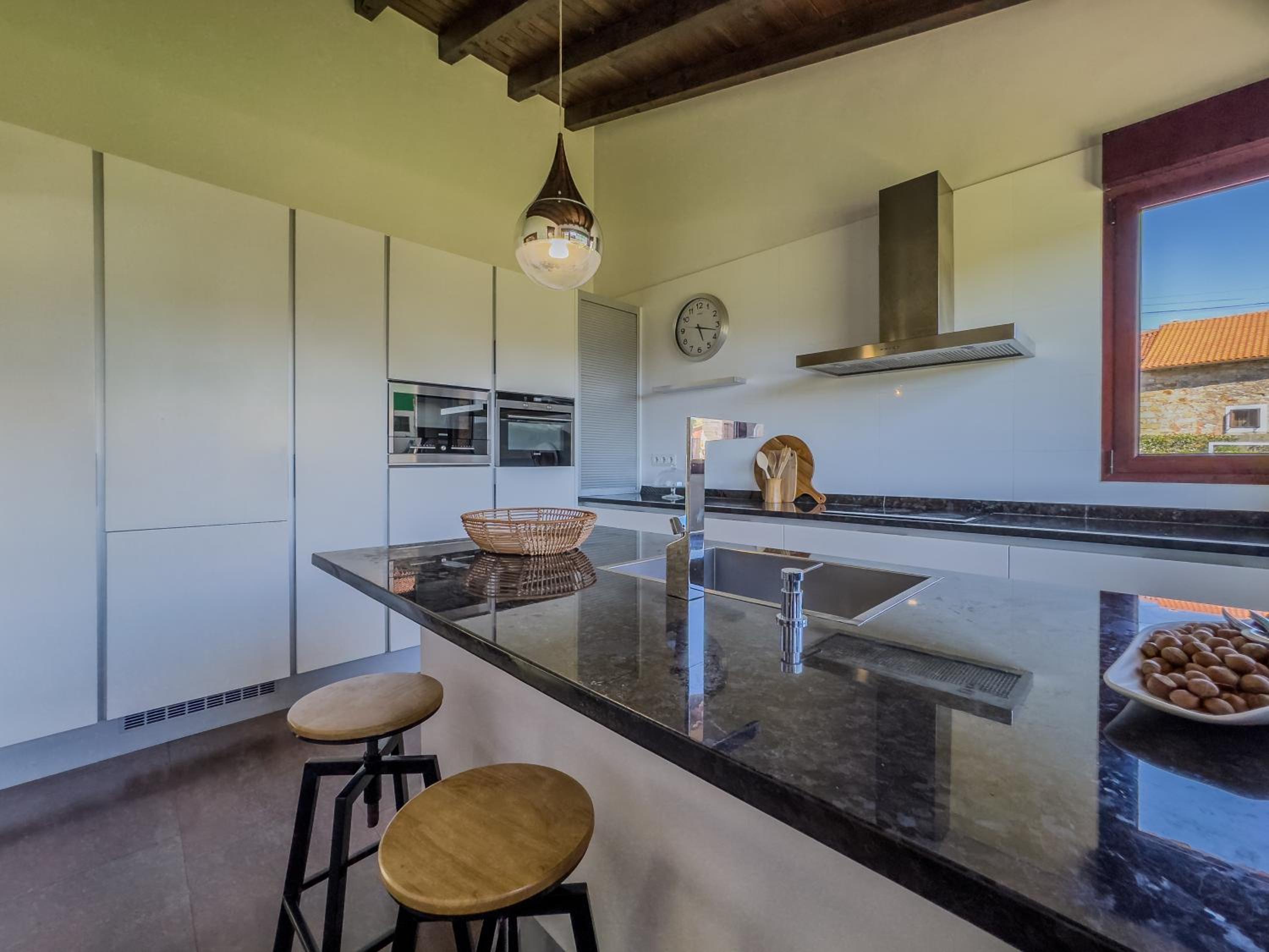 La Carrera, villa moderna con piscina privada en Mogro Cantabria