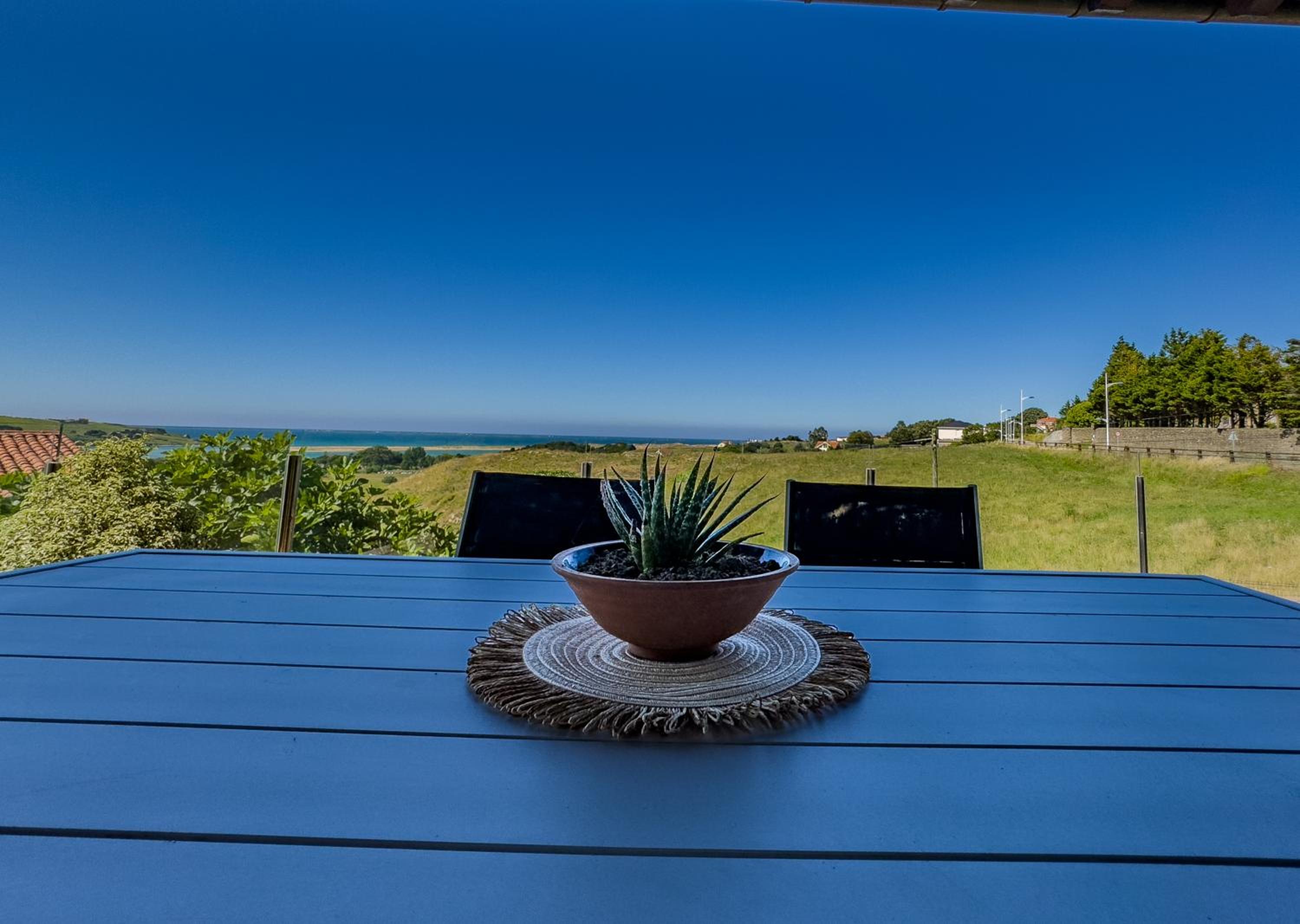 La Carrera, villa moderna con piscina privada en Mogro Cantabria
