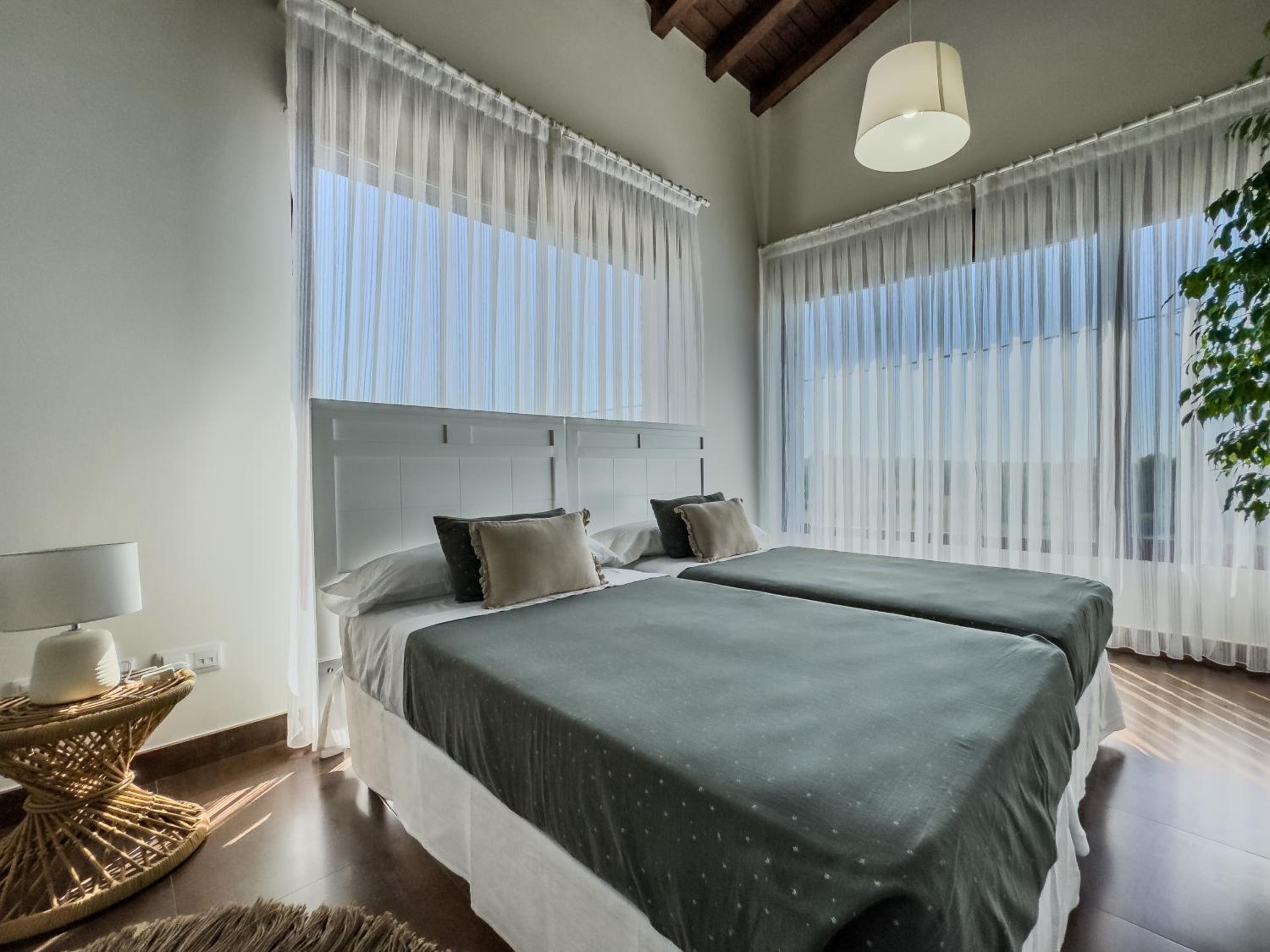 La Carrera, villa moderna con piscina privada en Mogro Cantabria