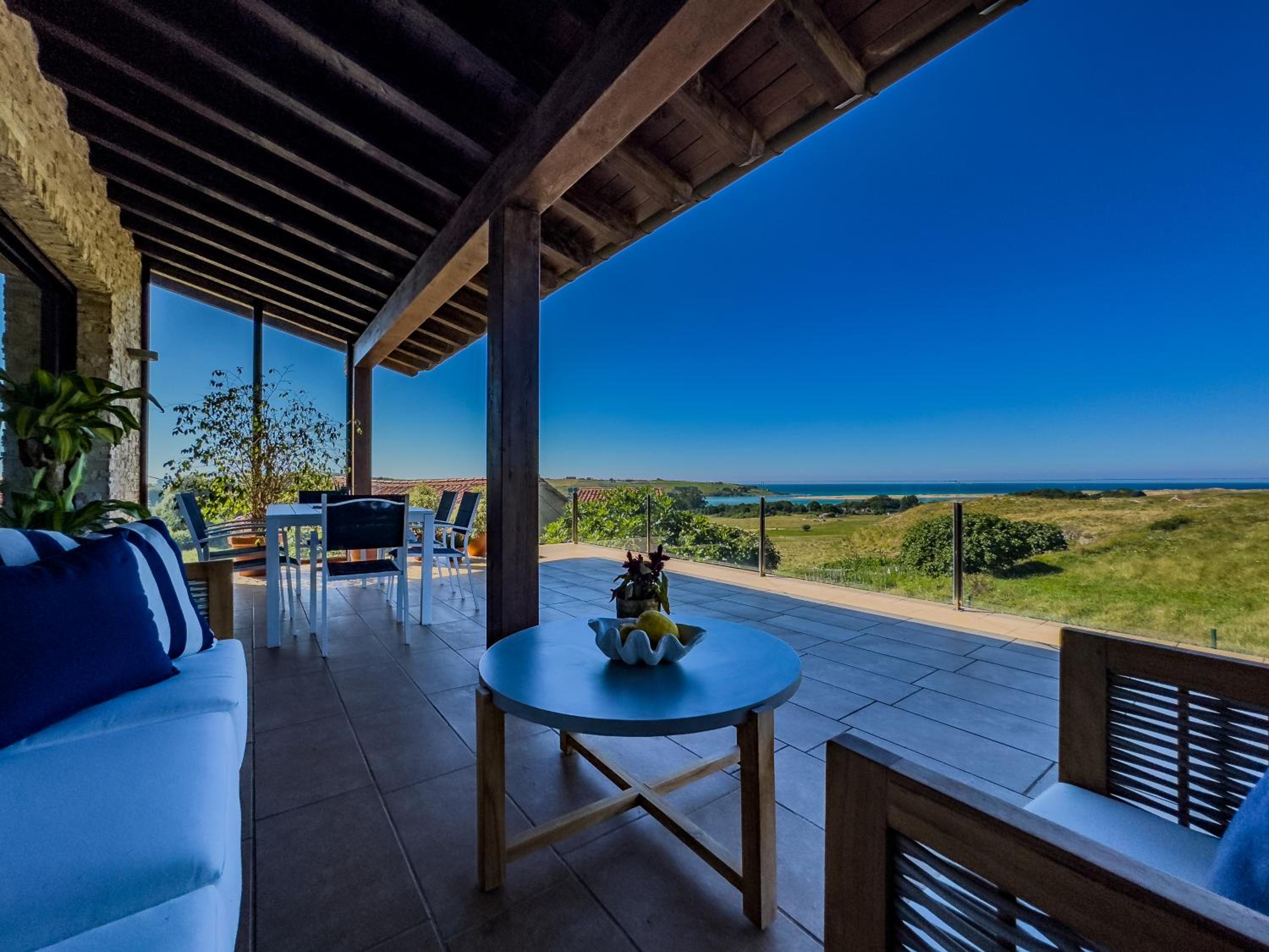 La Carrera, villa moderna con piscina privada en Mogro Cantabria