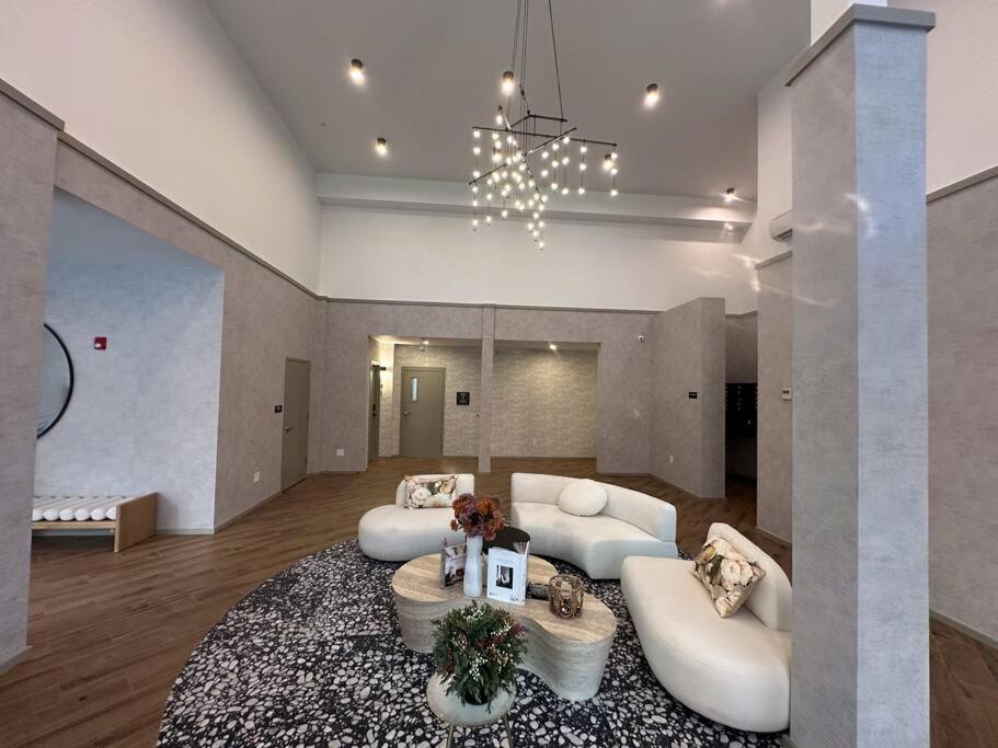 Stylish Cozy Studio in Downtown view 3