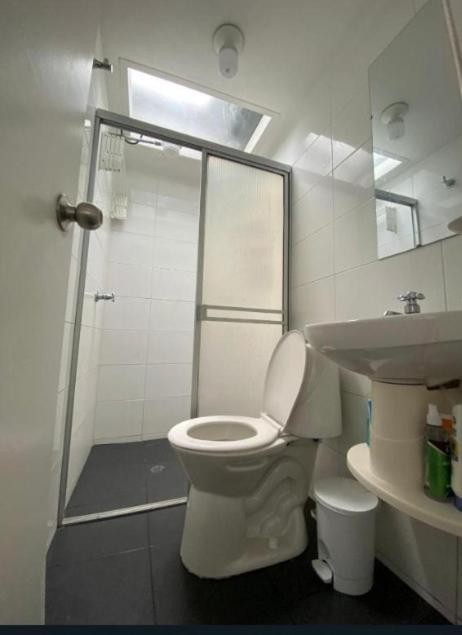 Hermoso apartamento privado en uno de los mejores sectores de la ciudad de Manizales, totalmente equipado y lo mejor de todo CENTRAL A ZONAS DE INTERES