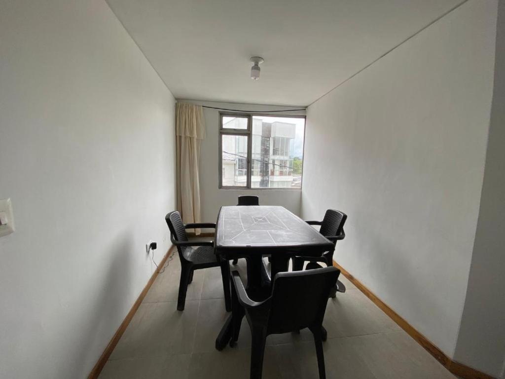 Hermoso apartamento privado en uno de los mejores sectores de la ciudad de Manizales, totalmente equipado y lo mejor de todo CENTRAL A ZONAS DE INTERES
