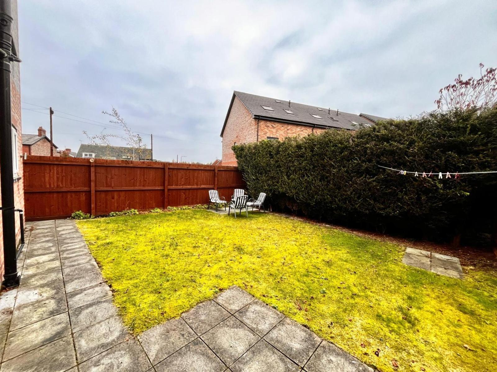 Spacious 6 bed house Altrincham view 3