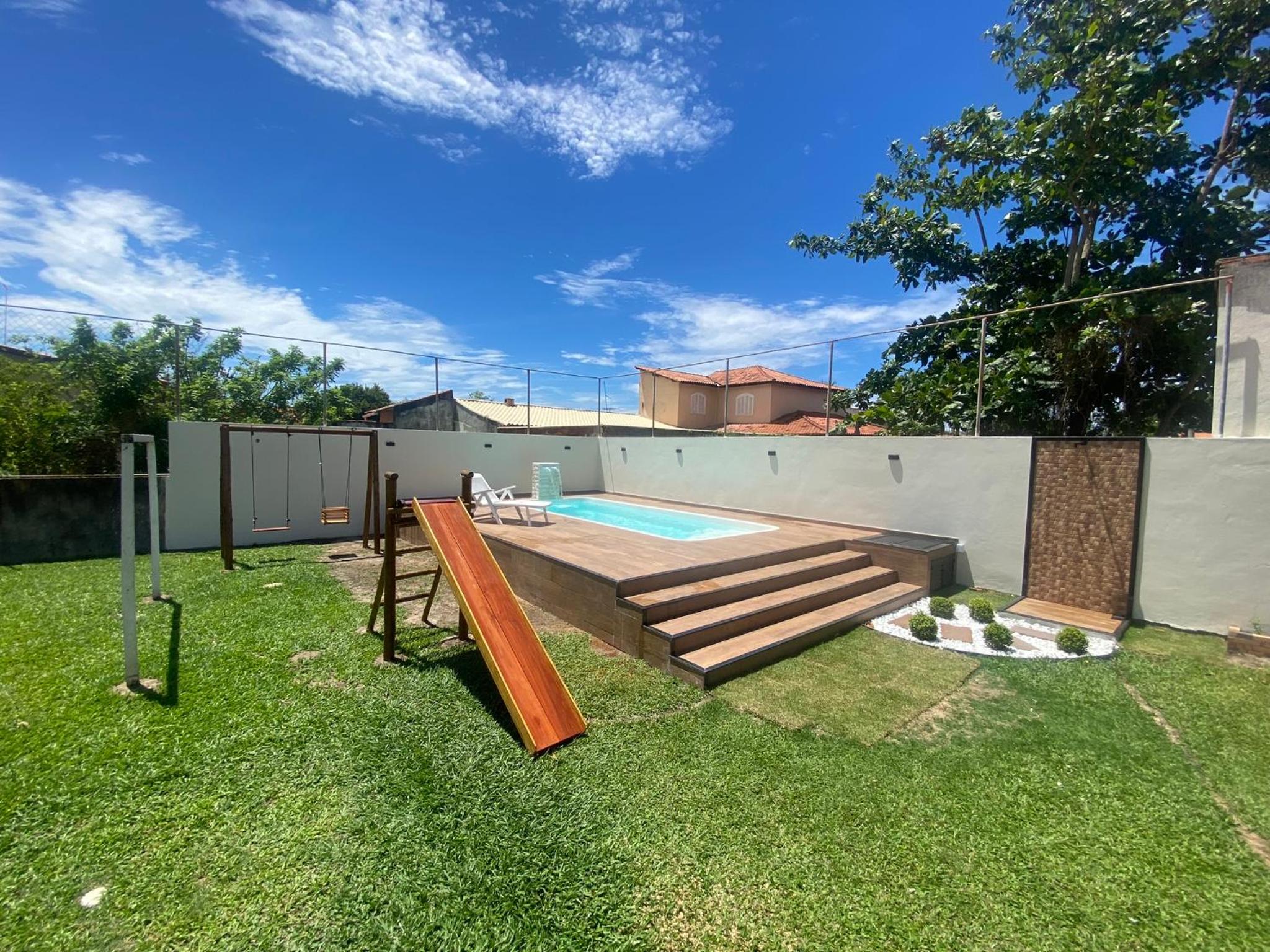 Casa com piscina, ar condicionado, campo de futebol e área gourmet a um quarteirão da lagoa de Praia Seca