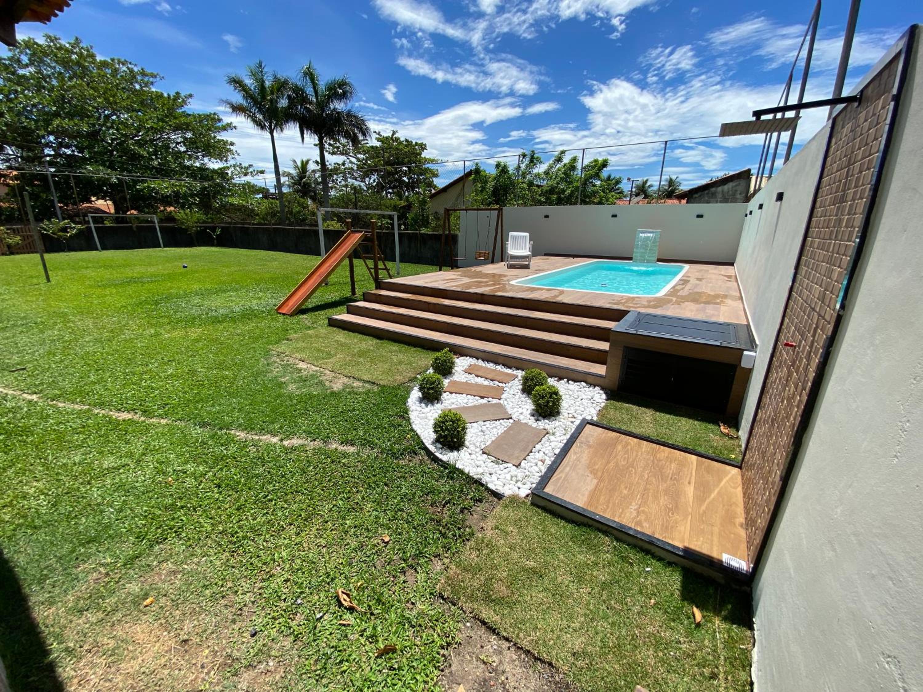 Casa com piscina, ar condicionado, campo de futebol e área gourmet a um quarteirão da lagoa de Praia Seca