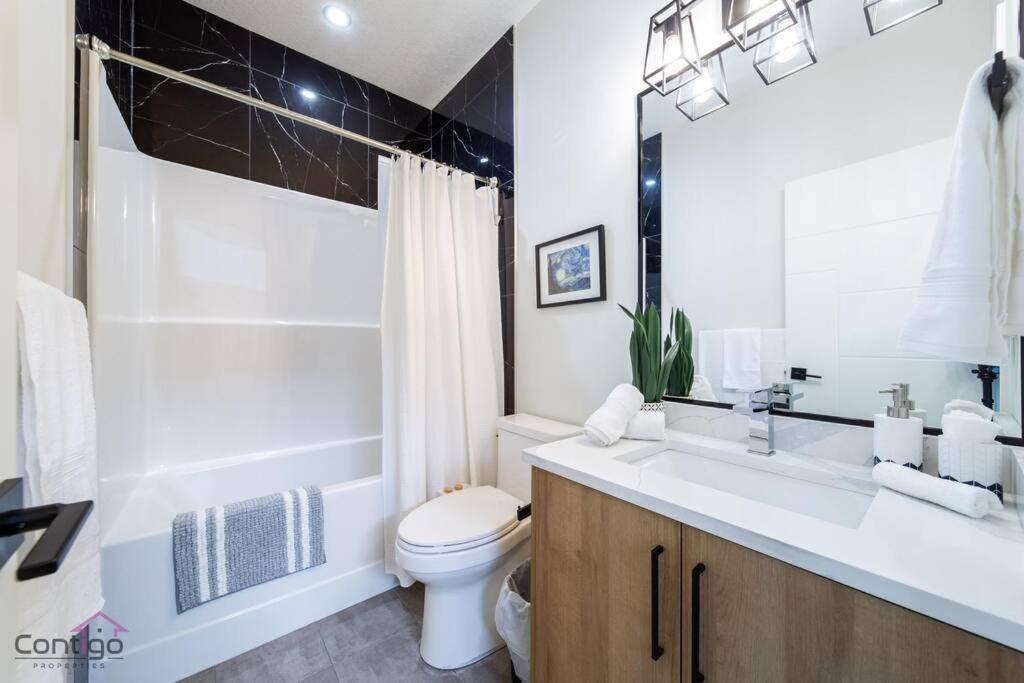 Modern Retreat, AirCon, Backyard, Near DT & WEM