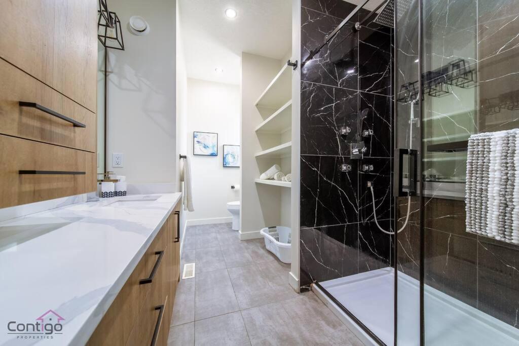 Modern Retreat, AirCon, Backyard, Near DT & WEM