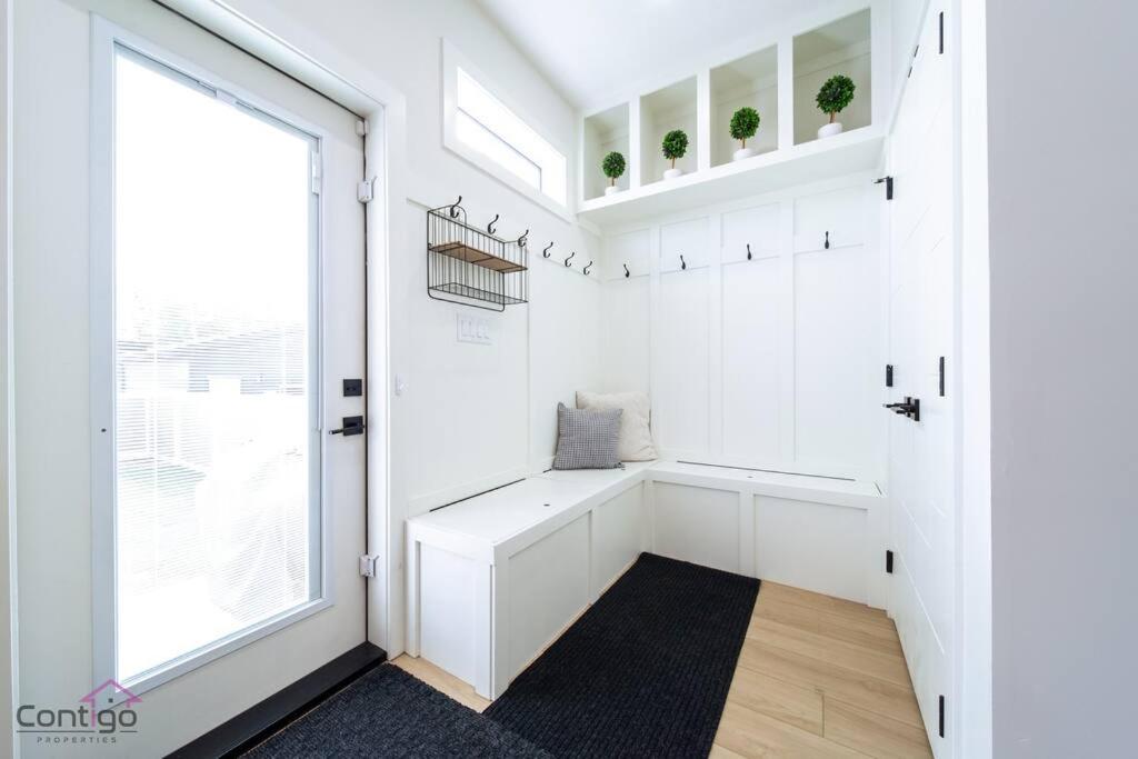 Modern Retreat, AirCon, Backyard, Near DT & WEM