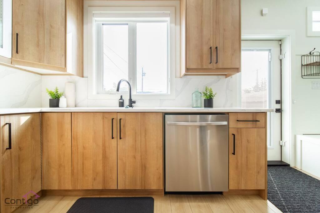 Modern Retreat, AirCon, Backyard, Near DT & WEM