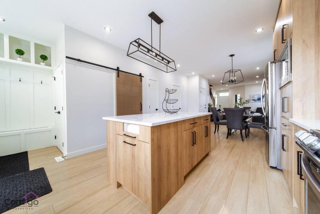 Modern Retreat, AirCon, Backyard, Near DT & WEM