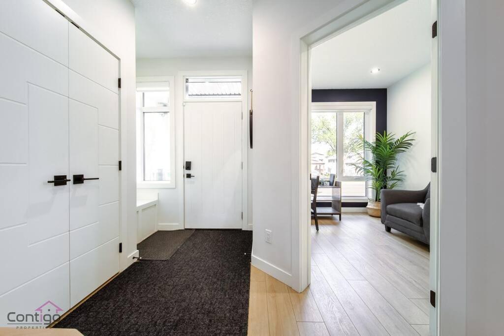 Modern Retreat, AirCon, Backyard, Near DT & WEM