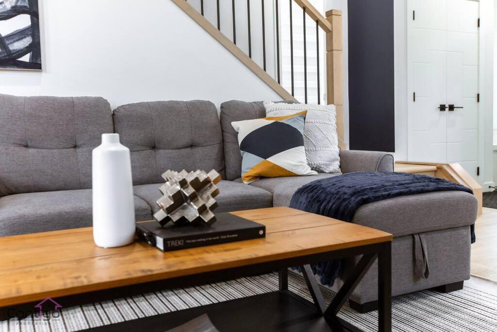 Modern Retreat, AirCon, Backyard, Near DT & WEM
