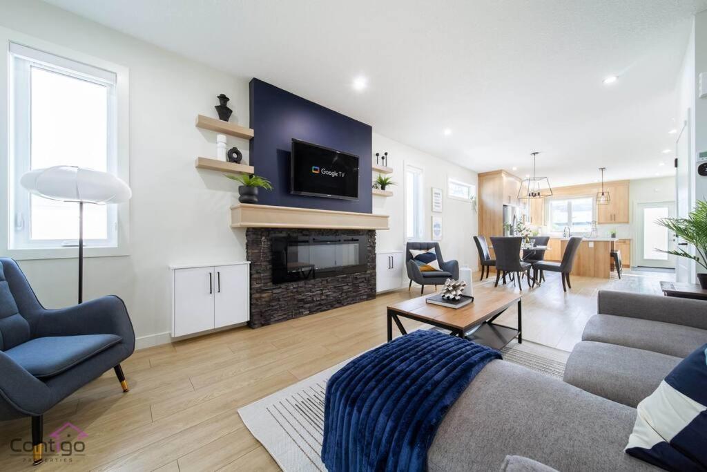 Modern Retreat, AirCon, Backyard, Near DT & WEM