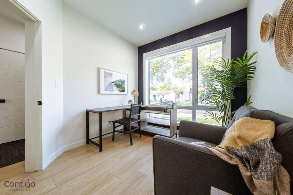 Modern Retreat, AirCon, Backyard, Near DT & WEM