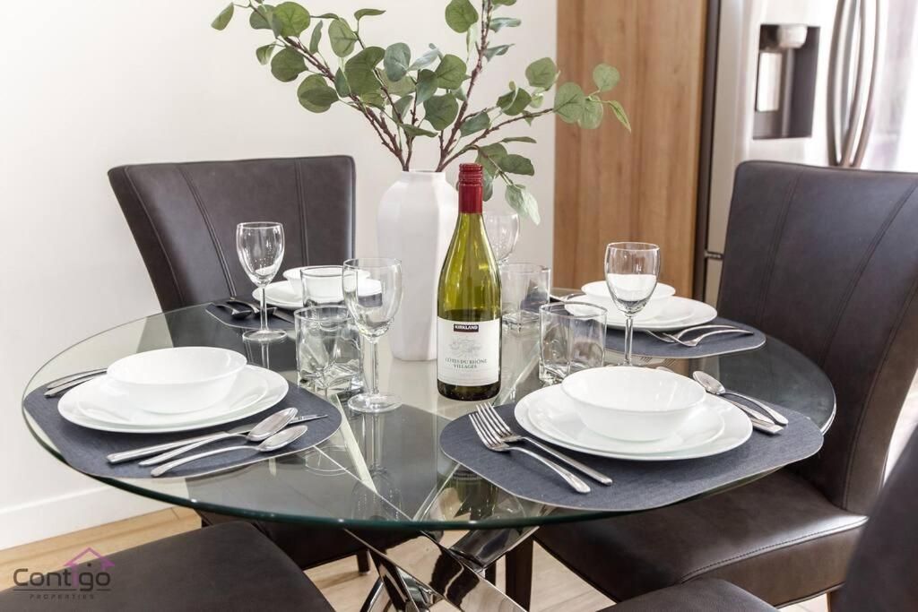 Modern Retreat, AirCon, Backyard, Near DT & WEM