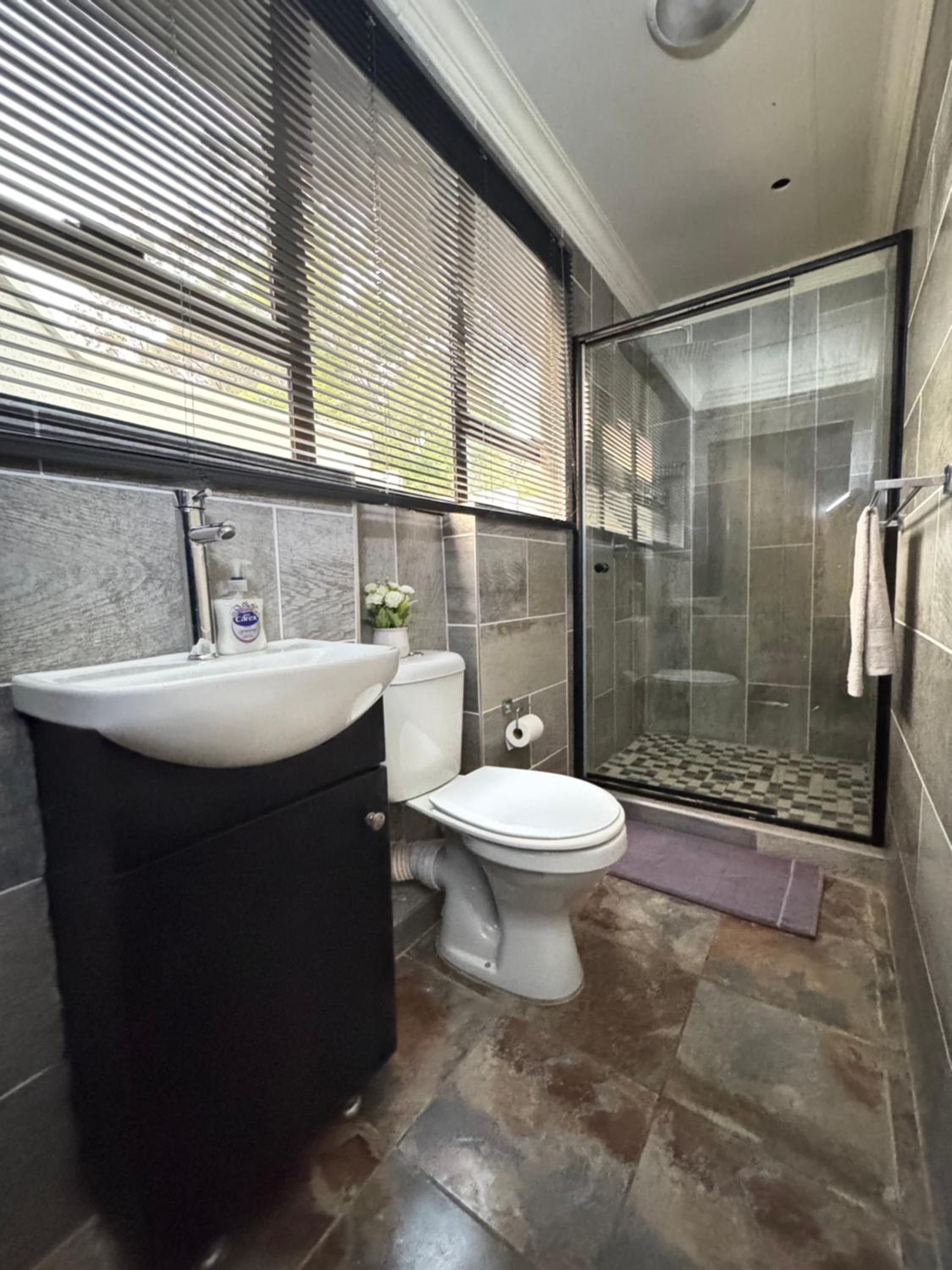 Spacious stay-in 1bedroom apartment view 5