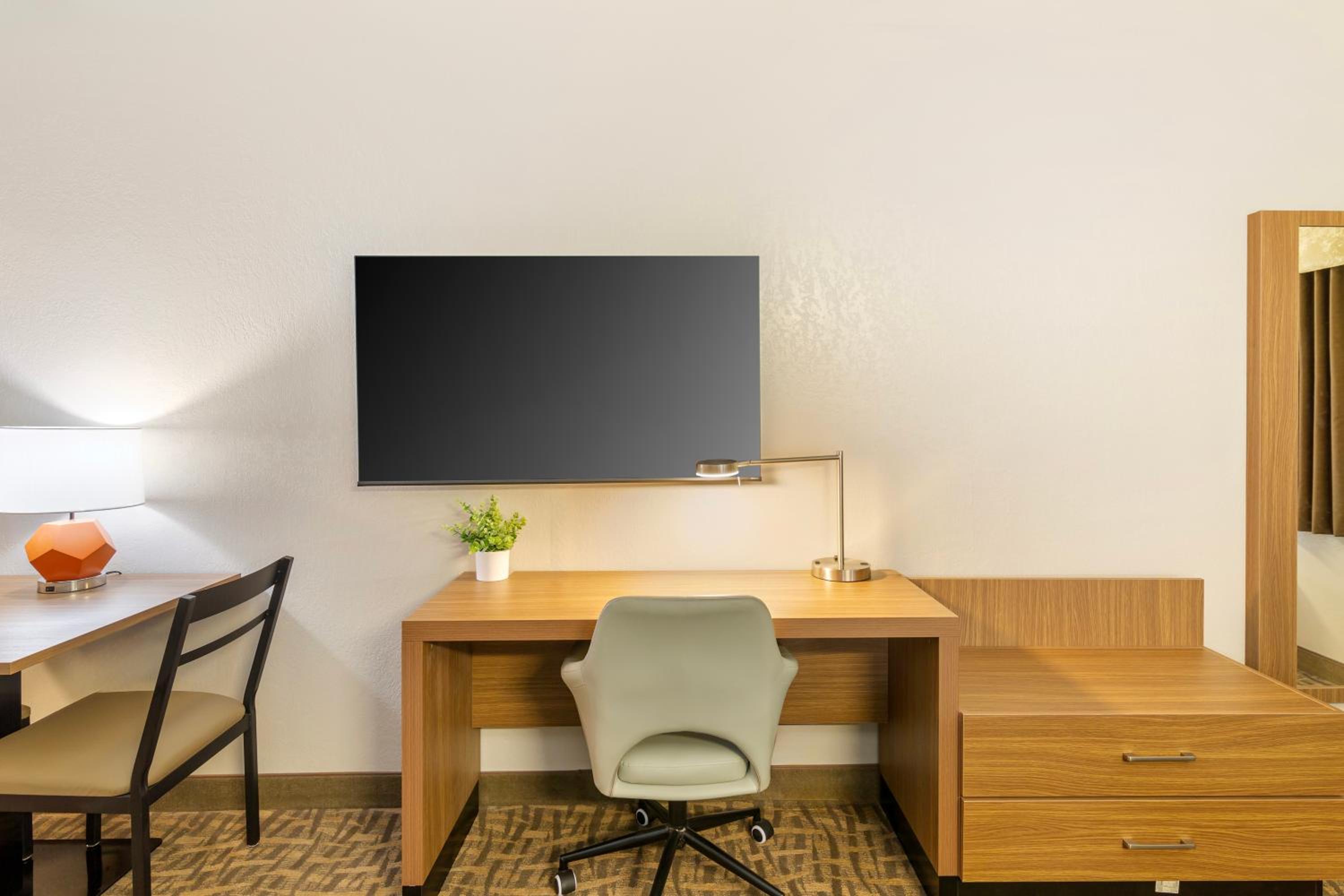 Bismarck Vacations - EverSpring Suites - Property Image 8