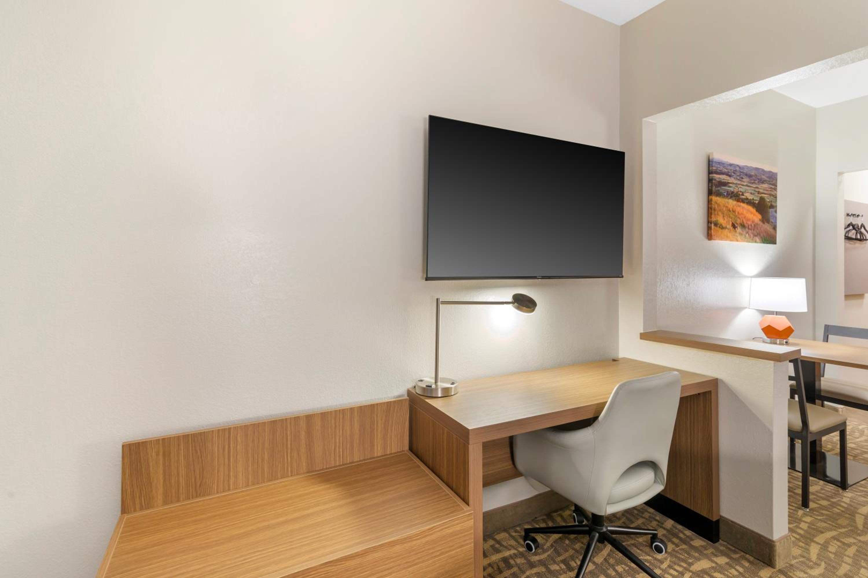 Bismarck Vacations - EverSpring Suites - Property Image 6