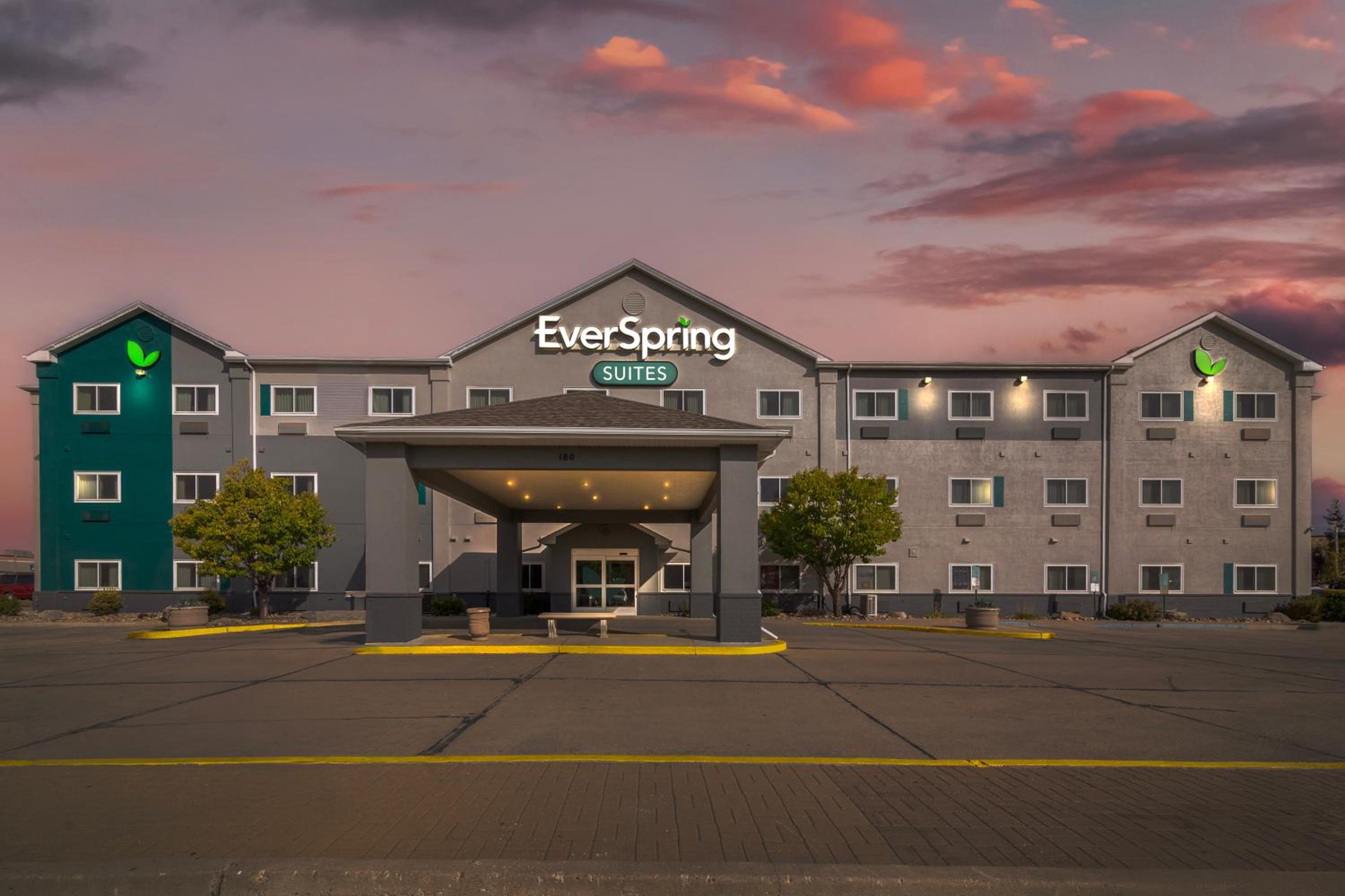 Bismarck Vacations - EverSpring Suites - Property Image 33
