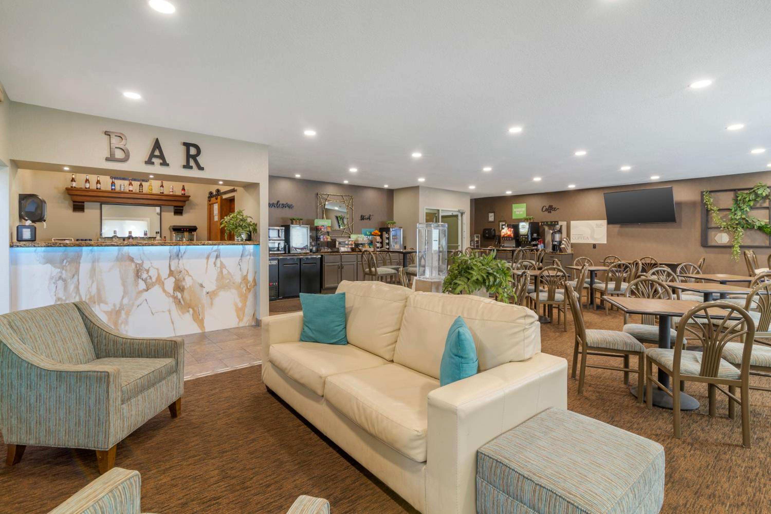 Bismarck Vacations - EverSpring Suites - Property Image 12