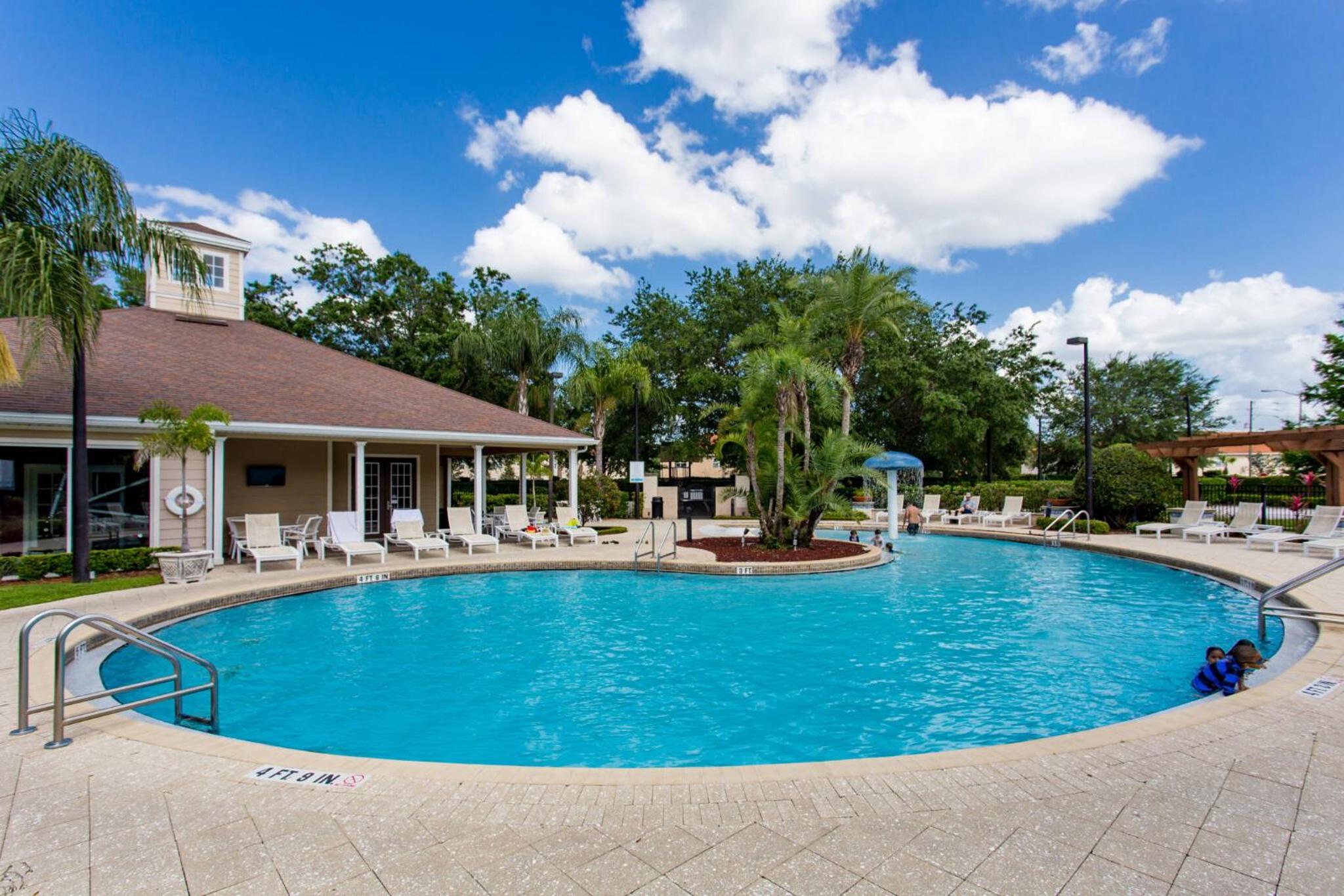 Home 4 Bedrooms - Sleeps 10 at Lucaya Vilage view 5